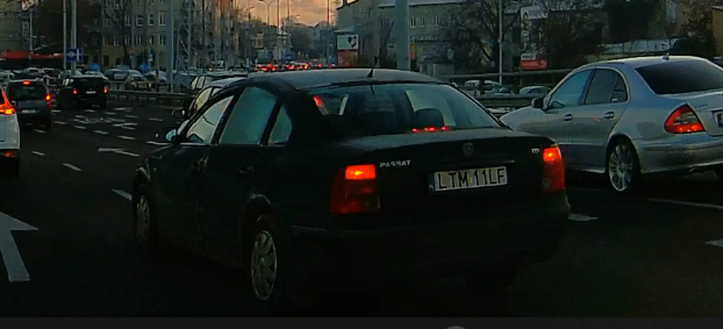 Kierowca który uważa że ma kierunkowskaz pierwszeństwa! A co tam że wymusza na innych!!!!