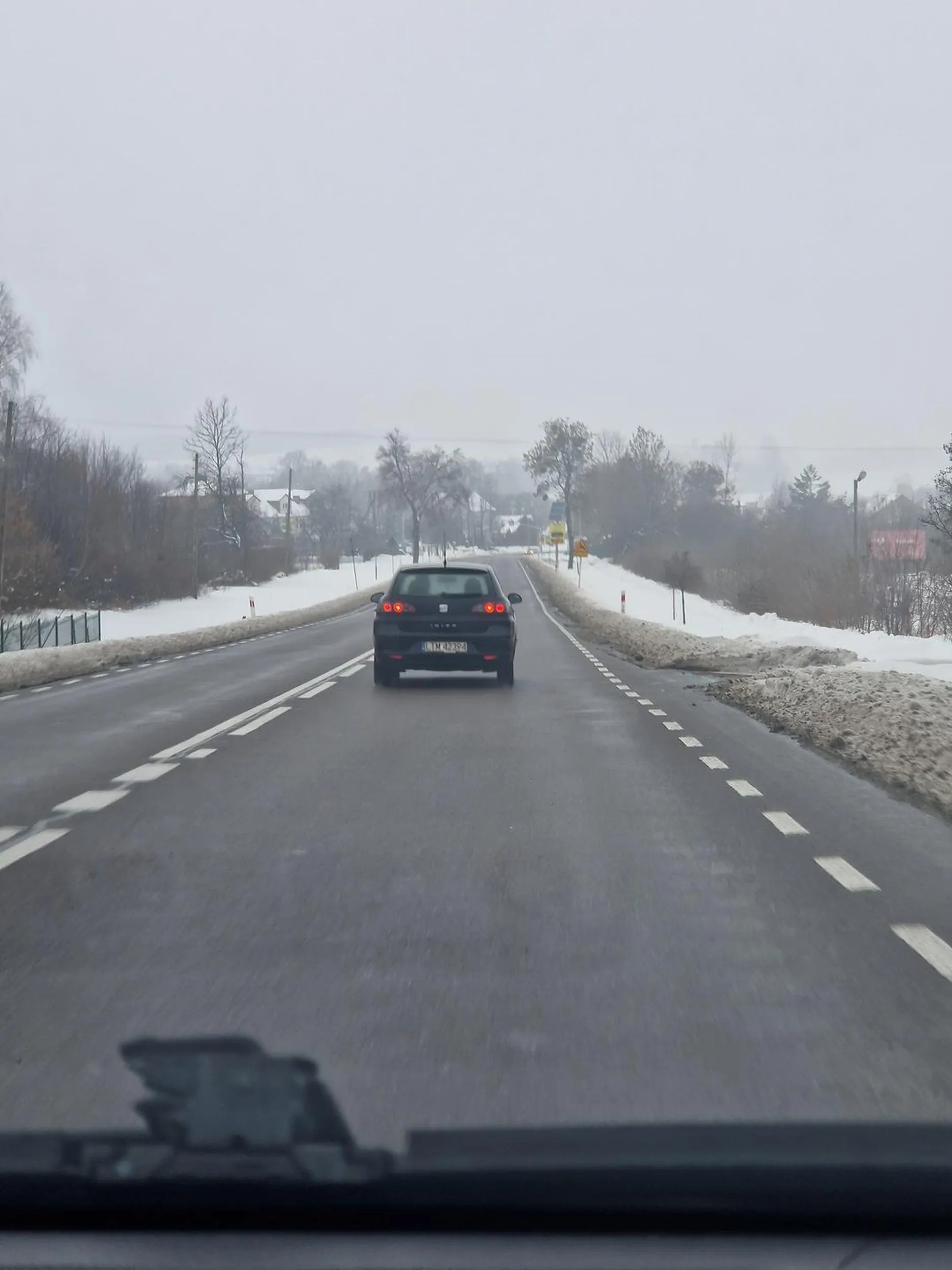 Wyprzedzał jadąc bezpośrednio na czołówkę. Osoba niezrównoważona psychicznie. Gdyby nie moja reakcja to by doszło do tragedii.