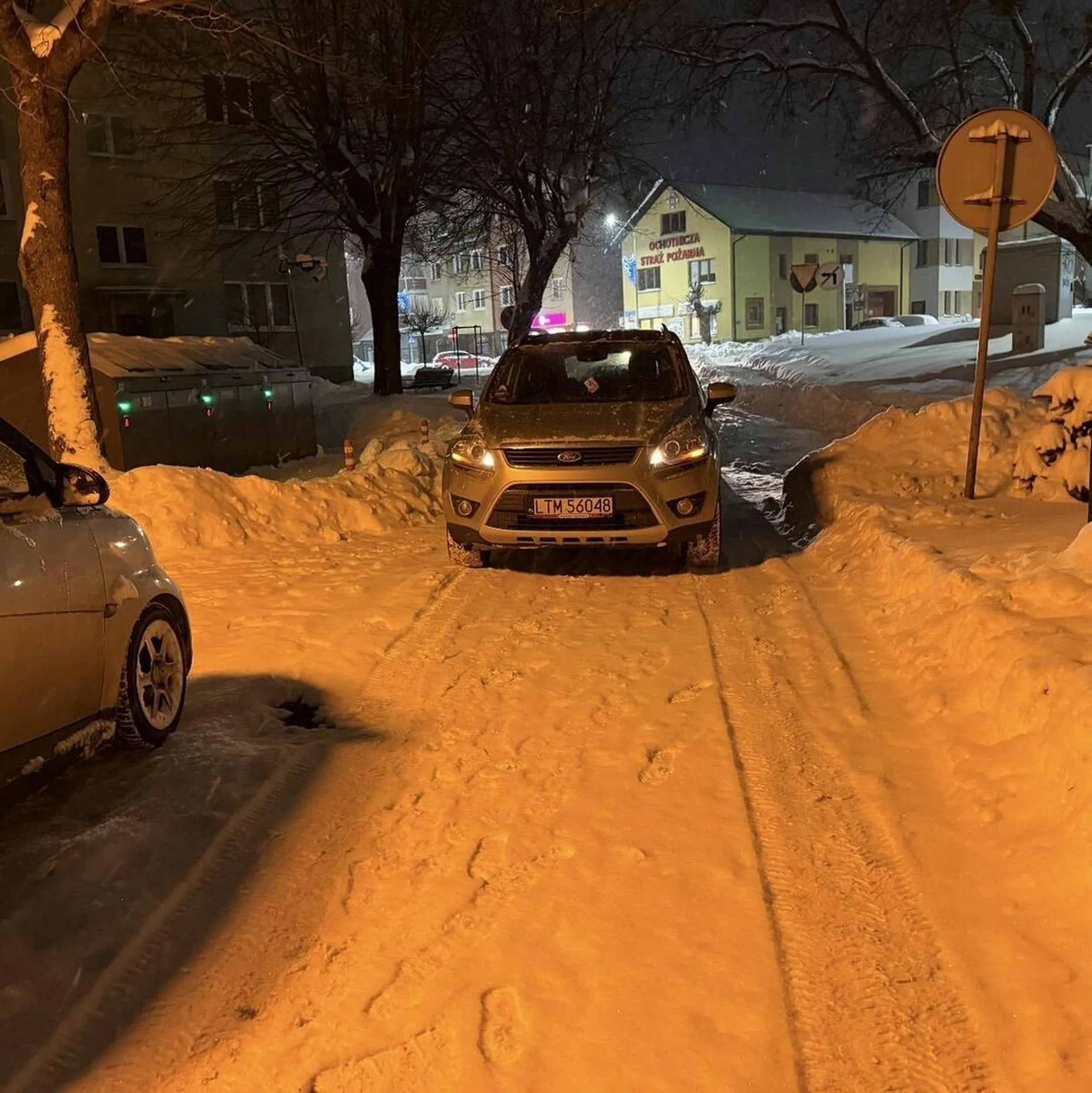 Bezmyślny kierowcą stanął na wjeździe na parking i poszedł załatwiać sprawy pomimo że na parkingu były miejsca do zaparkowania.