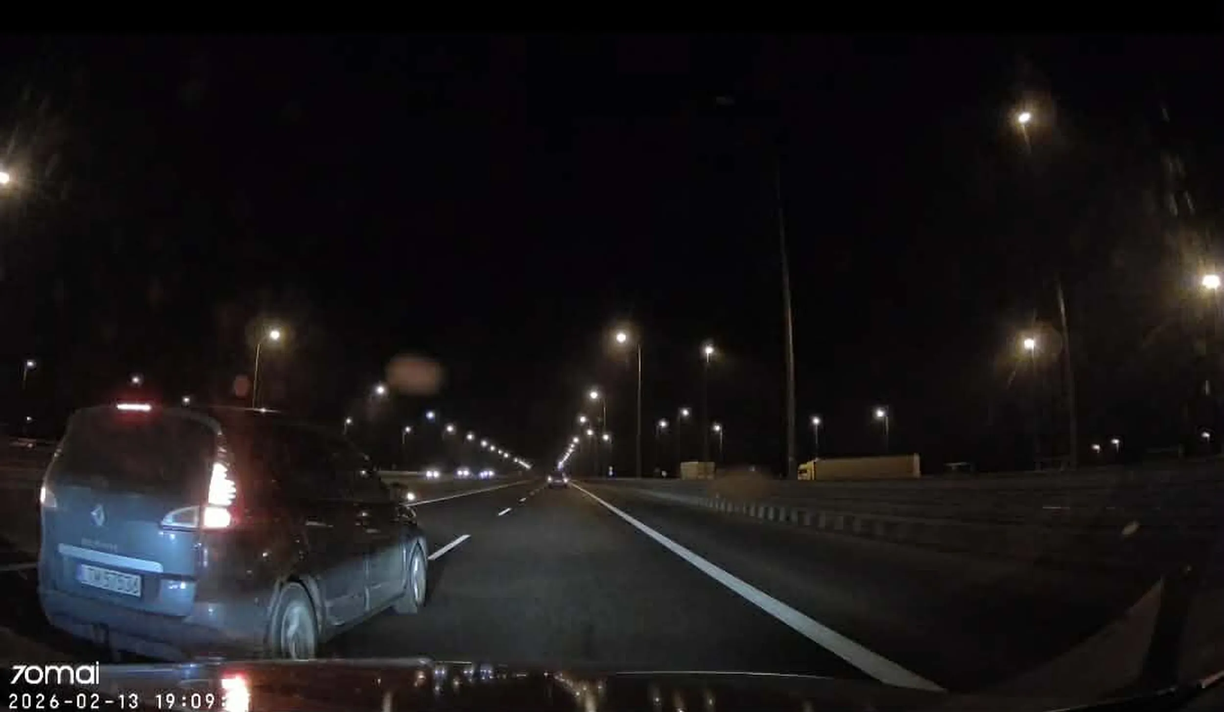 Następnym razem chyba warto by było lepiej ocenić odległość przy zmianie pasa na autostradzie przy 130km/h, nie sądzisz?