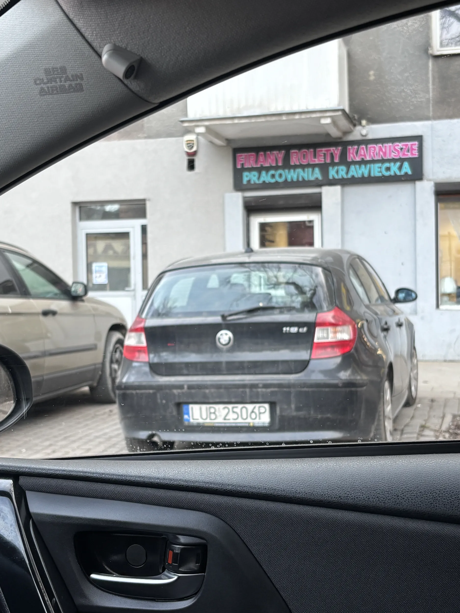 Tu gdzie stoisz nie ma już parkingu, dodatkowo na to miejsce nie ma lewoskrętu palancie