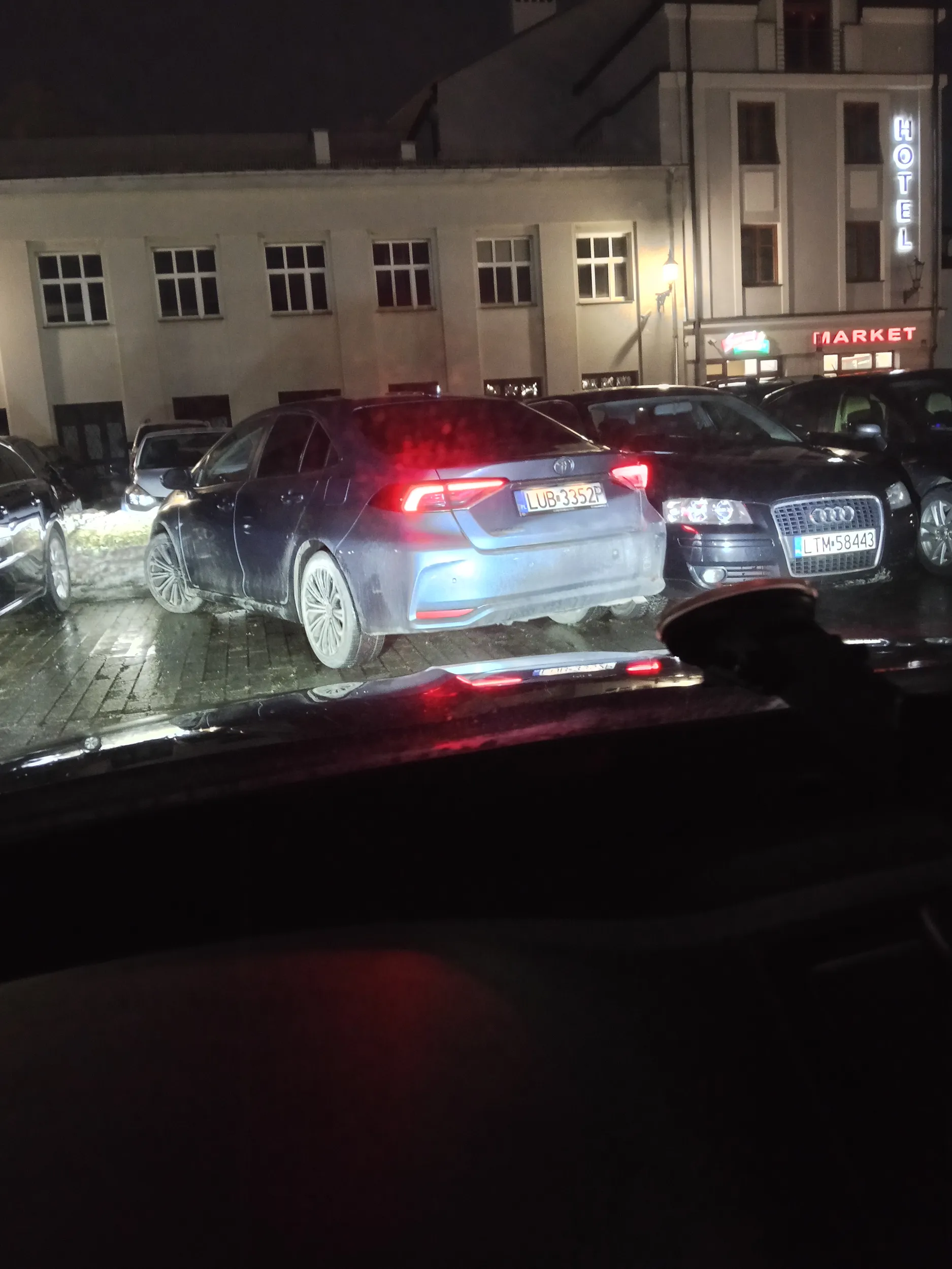 Idioto skończony naucz się parkować na podwórku i dopiero wjeżdżaj do Zamościa