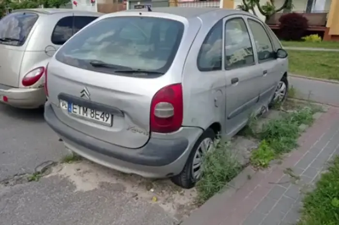 Citroen porzucony w Niedrzwica duża stoi tam 2 łat