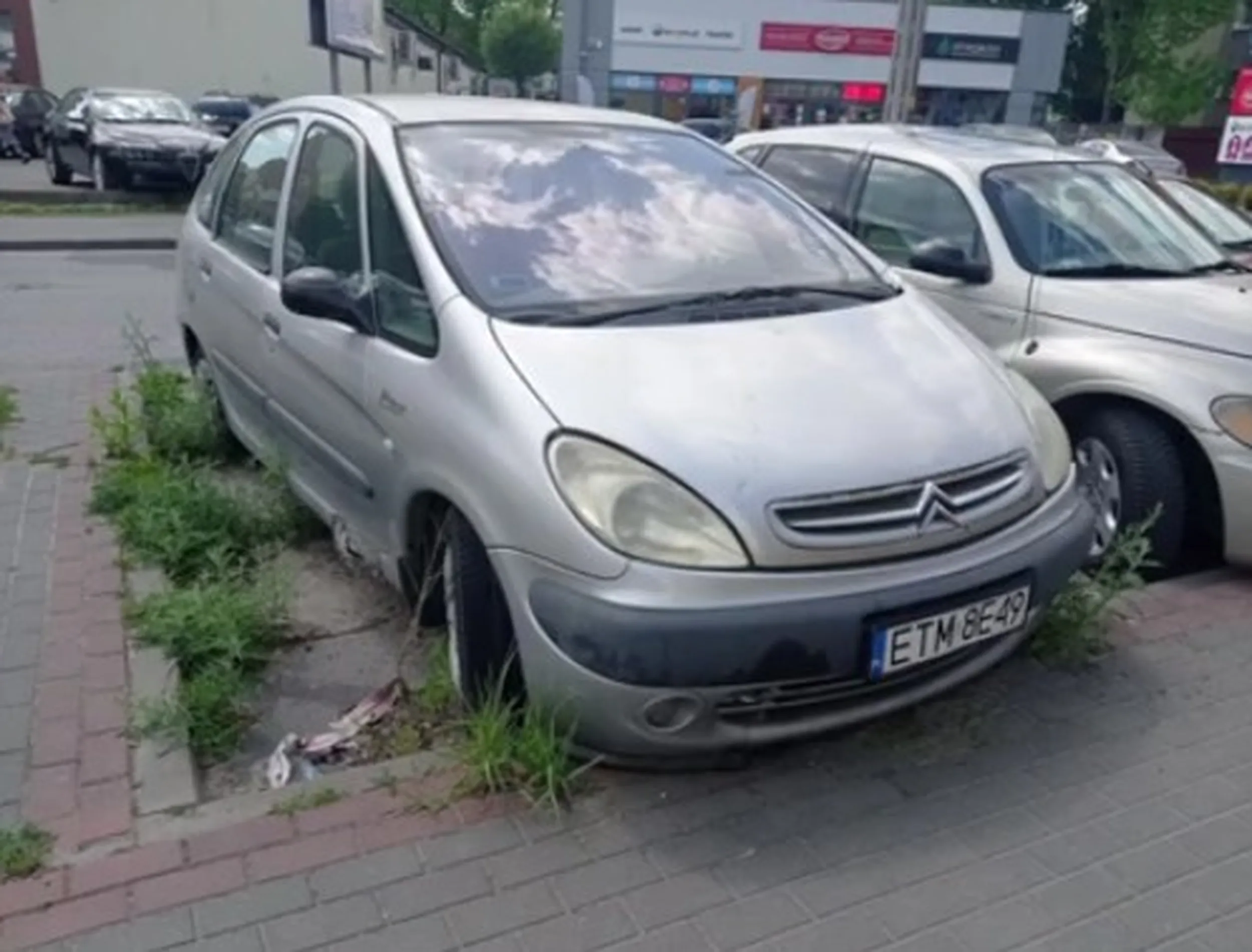 Citroen porzucony w Niedrzwica duża stoi tam 2 łat