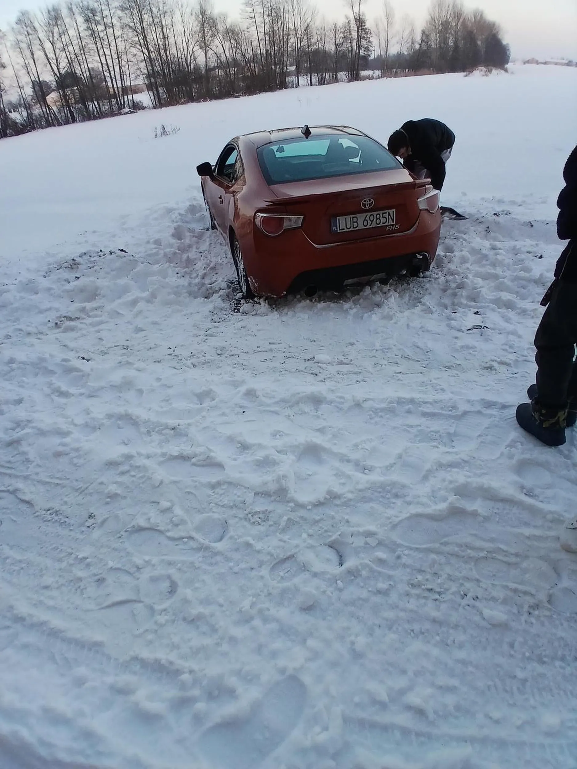 zakopał sie w śniegu ostatnio mazda, w podziękowaniu przywiózł 4-pak także pozdro i szaralt (sory za jpga)