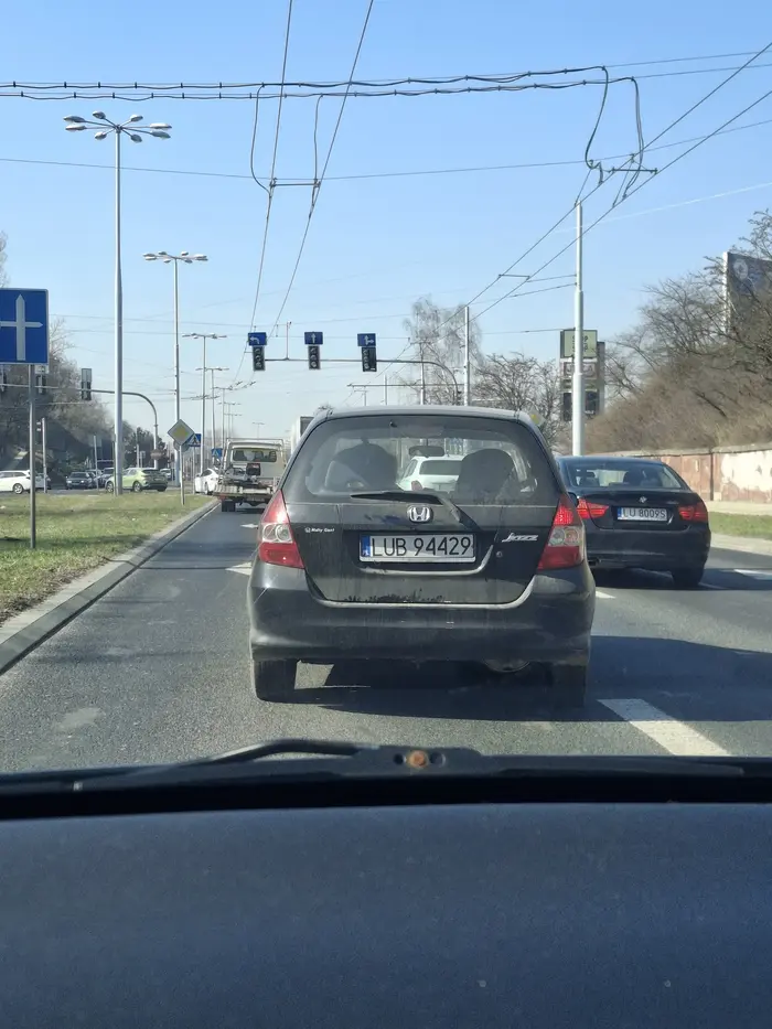 Głupia kobieta, która wymyśla własne zasady i własne znaki na drodze. Mam nadzieję, że następnym razem taki twój wybryk będzie cię bardzo dużo kosztował.