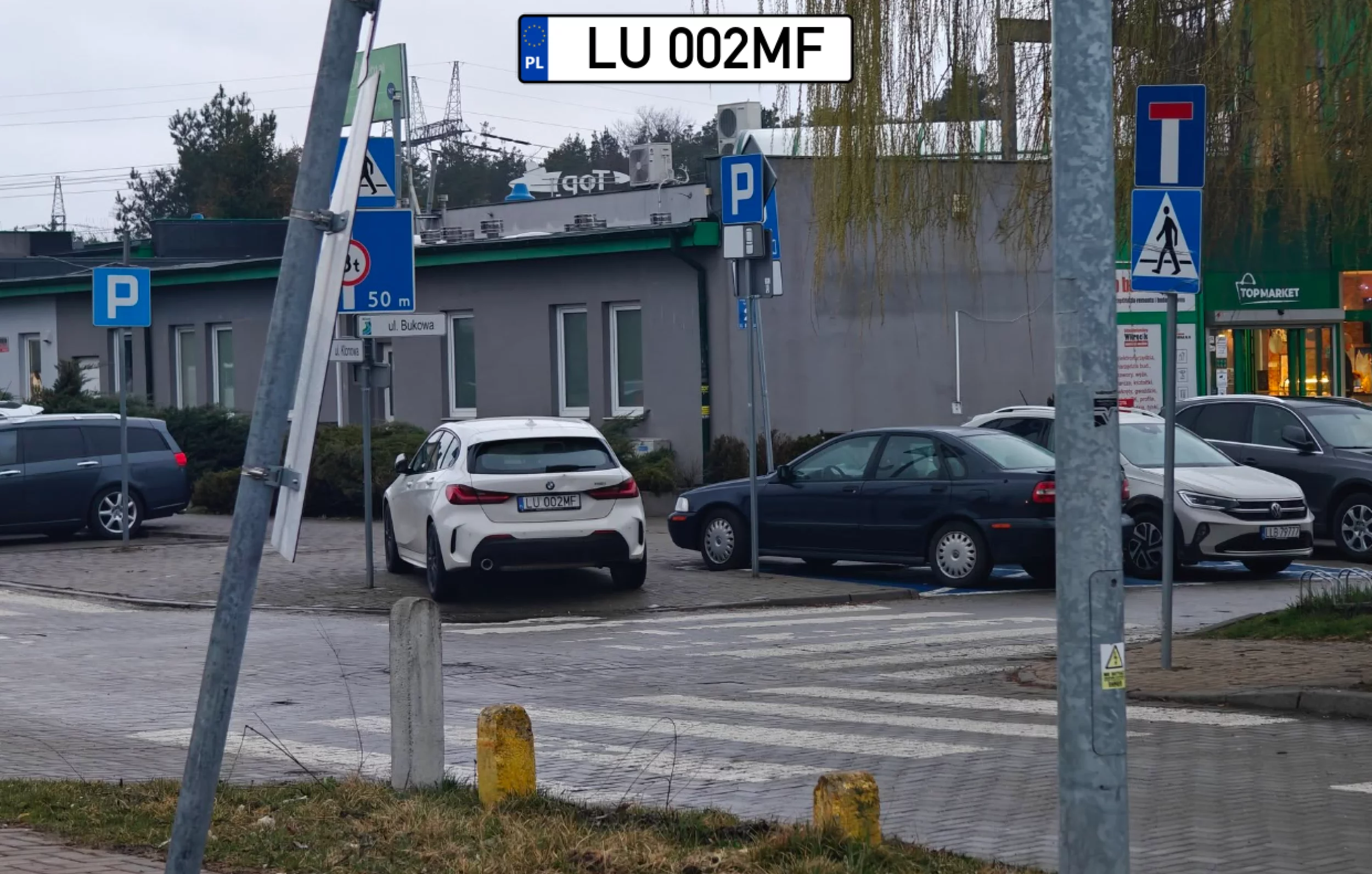 Przejście dla pieszych - nie szkodzi. Prawie pusty parking obok  - z niego zrobione jest zdjecie - nie szkodzi.