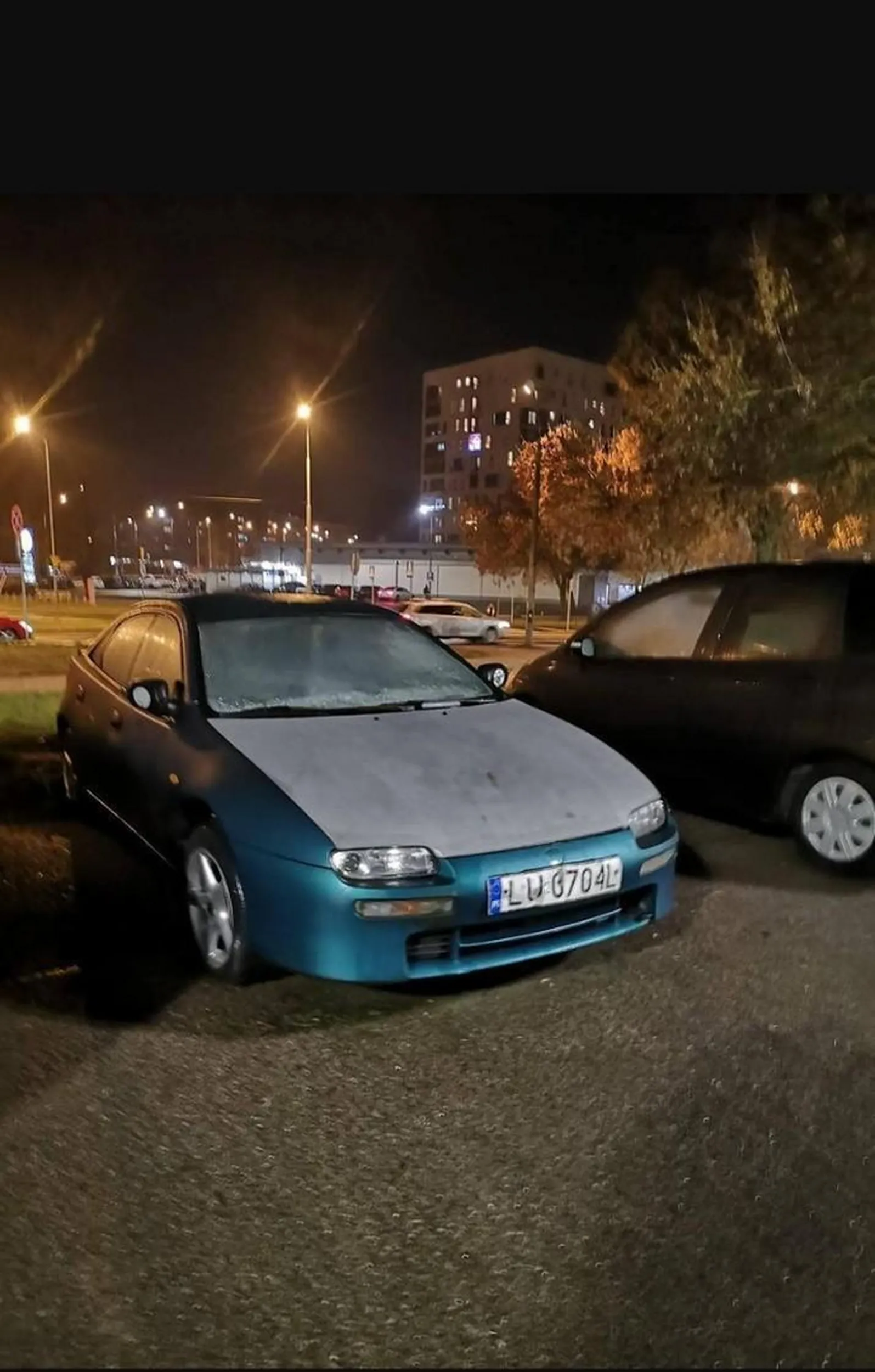 Stoi tam 3 lata pod carrefourem Mazda lantis 323 ma całe zarośnięty tył w Lublinie na ulicy Andersa Władysł