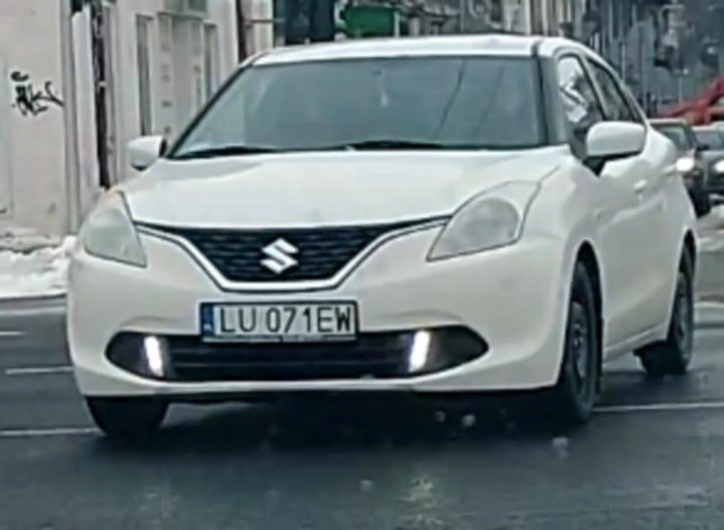 Nie każdy trolejbus jest zielony, Suzuki pod prąd latają jak drony.