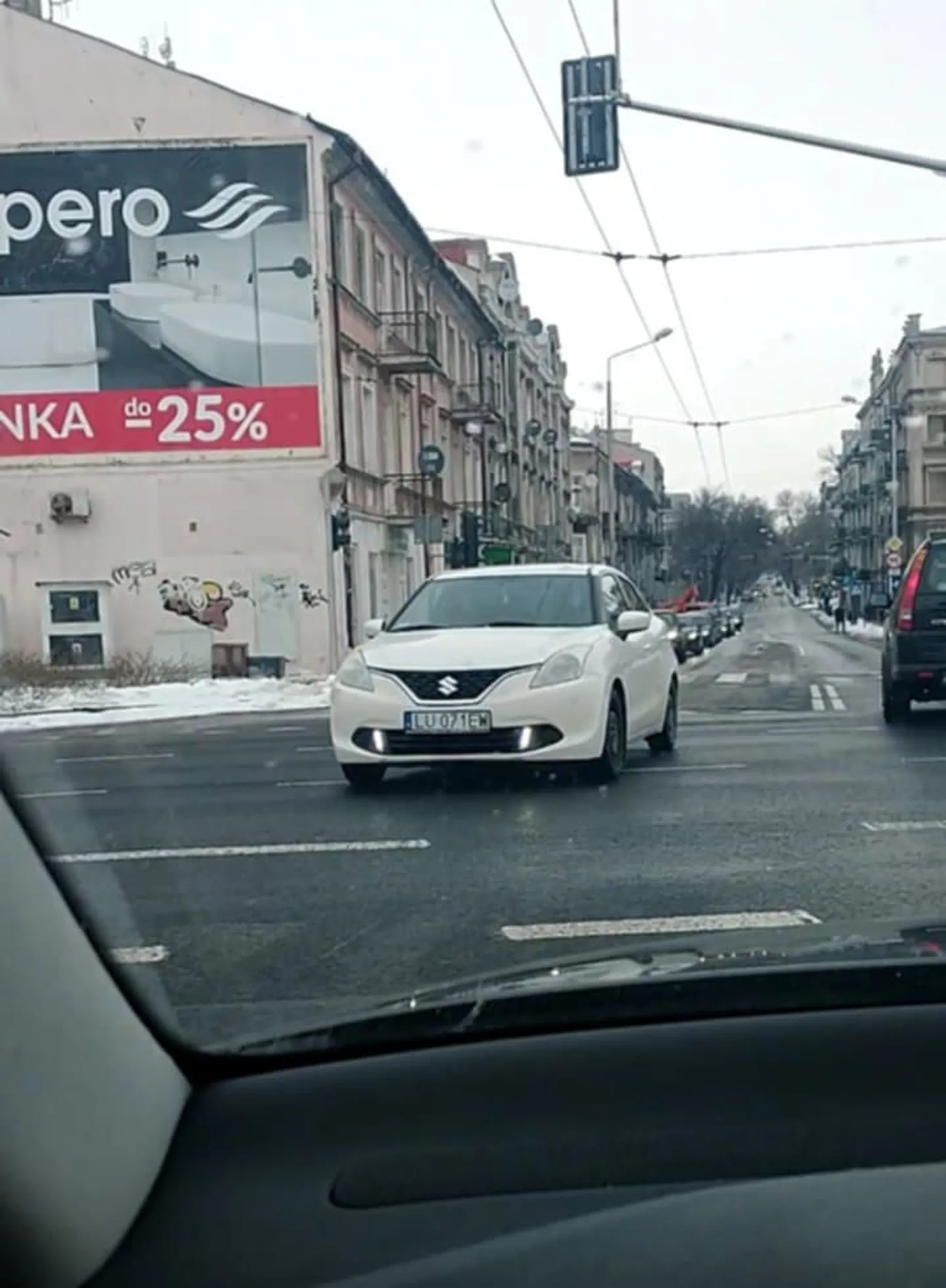 Nie każdy trolejbus jest zielony, Suzuki pod prąd latają jak drony.