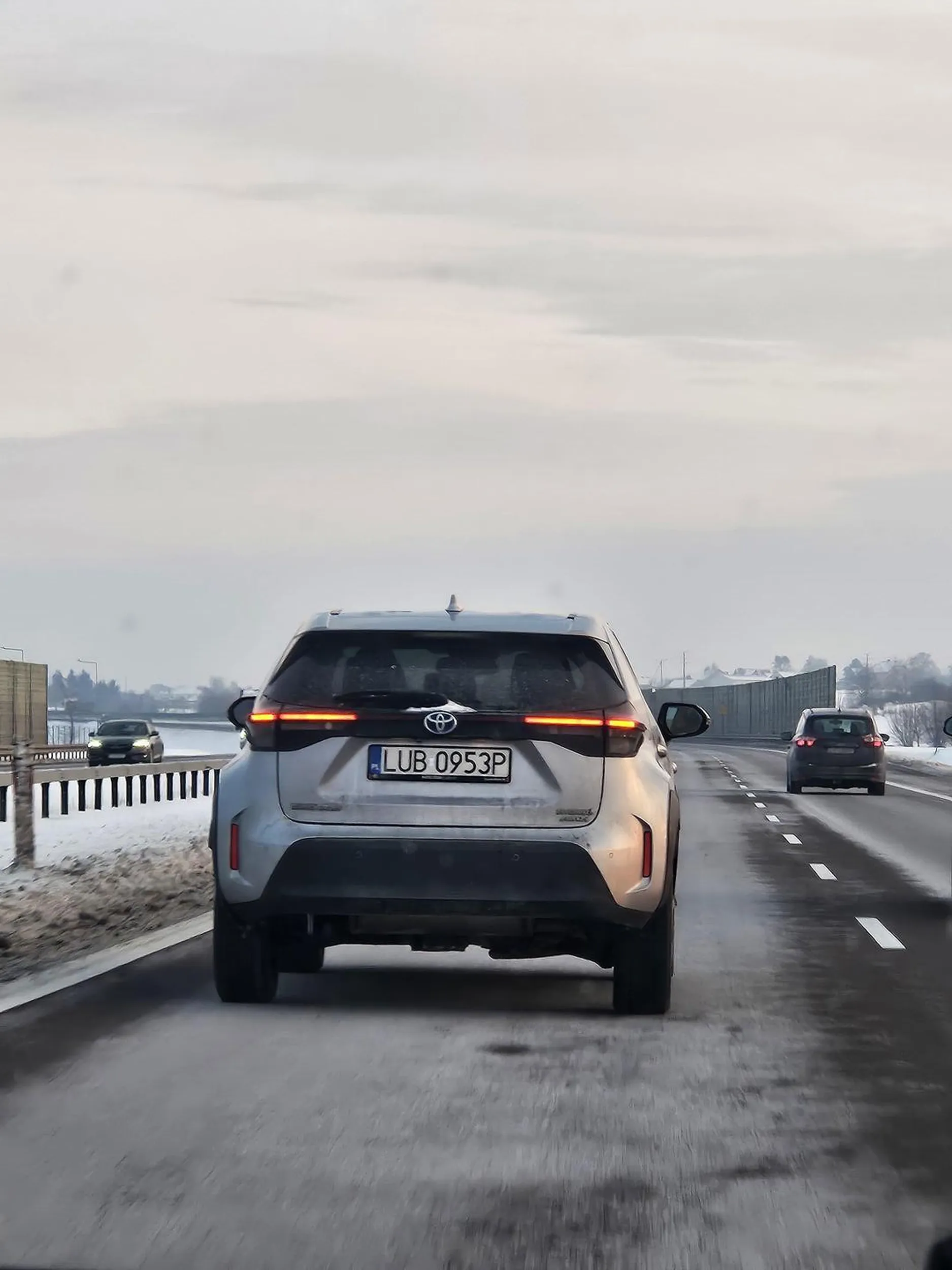 Przyklejony do lewego pasa na esce, jedzie tą samą prędkością co samochody na prawym pasie, dodatkowo nadużywa swiatel drogowych jak ktos wyprzedzi go prawym pasem.