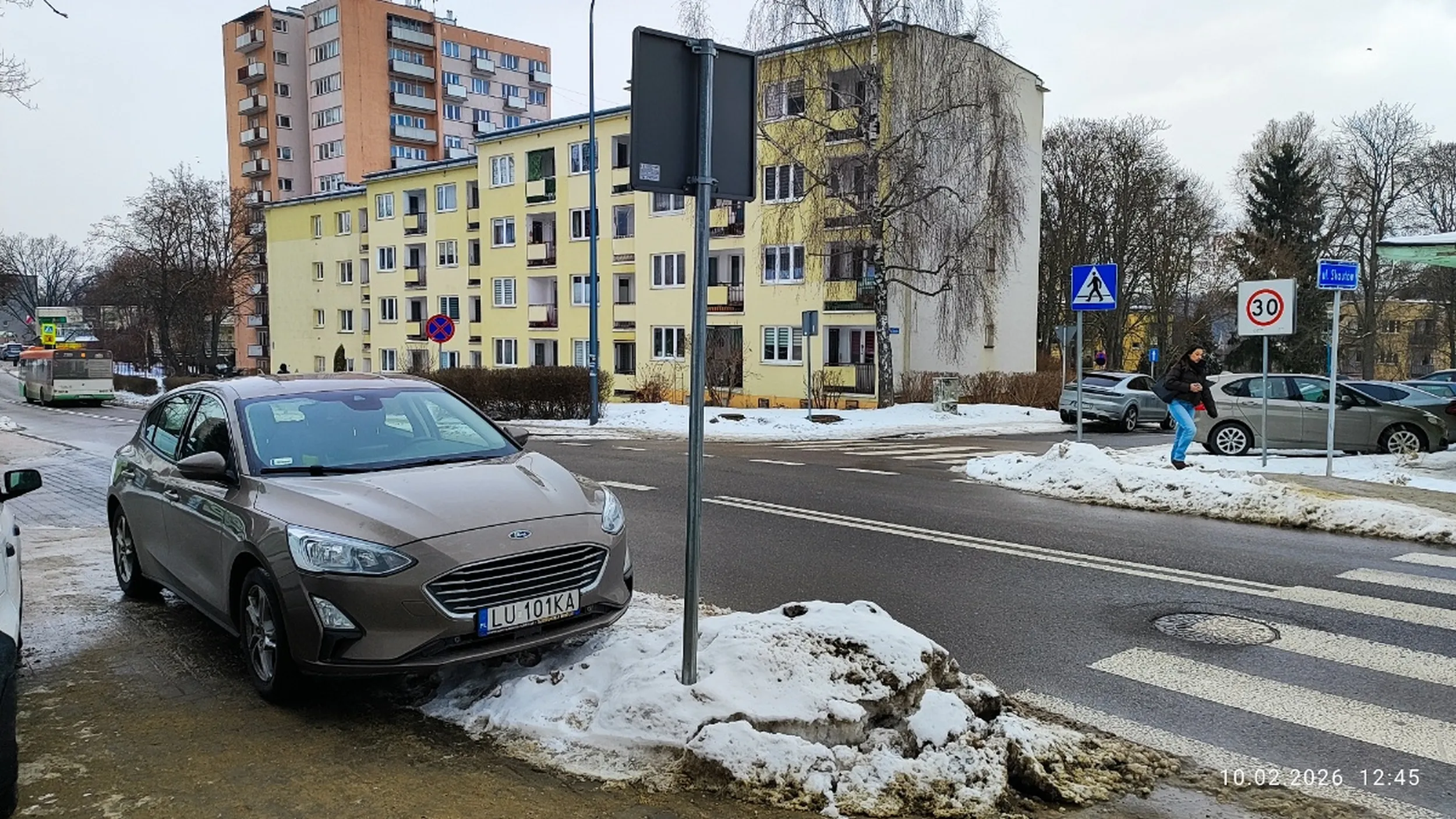 Kierowca parkuje pojazd w odległości 10m przed przejściem dla pieszych.