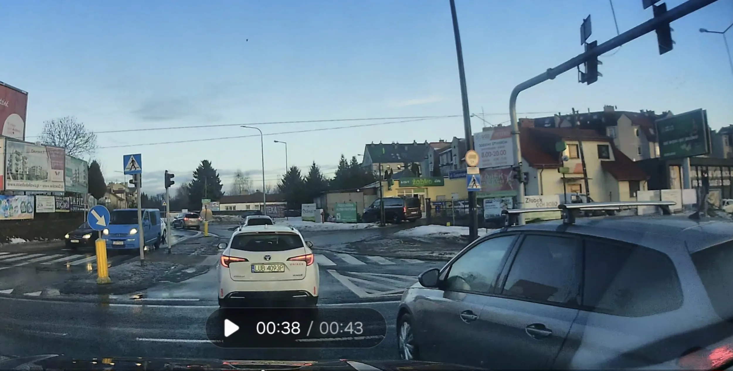 Jazda na wprost z pasa do jazdy w lewo, na siłę wciska się, nie zwracając uwagę że może doprowadzić do kolizji, na zwrócenie uwagi stwierdził, że mu się spieszy... zero przepraszam itp.