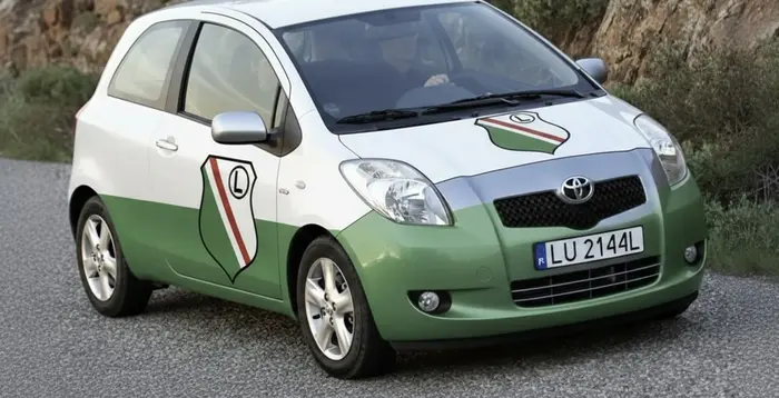 Ten kierowca oto tego samochodu co widać na zdjęciu, potrącił mi kota. Po całej tej sytuacji z auta wysiadł furras i karzeł i zaczęli krzyczeć „W imię legii warszawa i konfederacje” po czym odjechali z piskiem opon