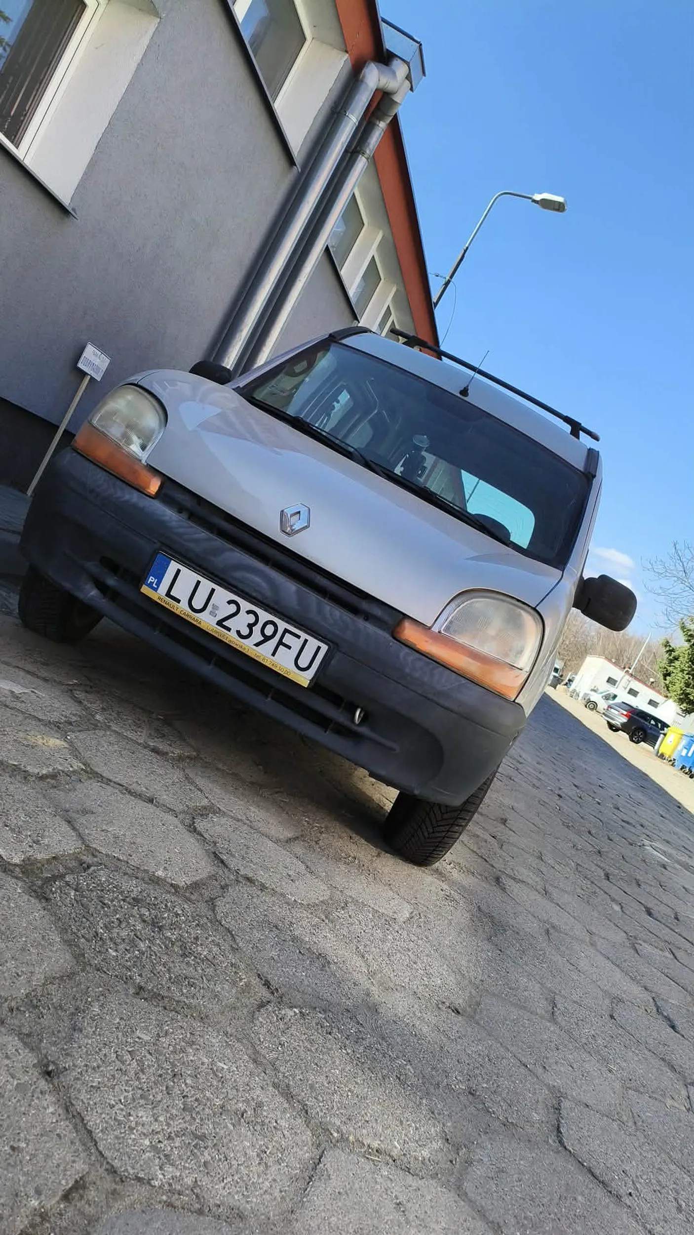 Kierowca tego oto auta nie dość że jeździ pijany to jeszcze bez prawa jazdy . a dnia 20.02.2026 prawie potrącił mnie na pasach krzycząc coś o komunie paryskiej i wyzywając mnie od niemieckich okupantów