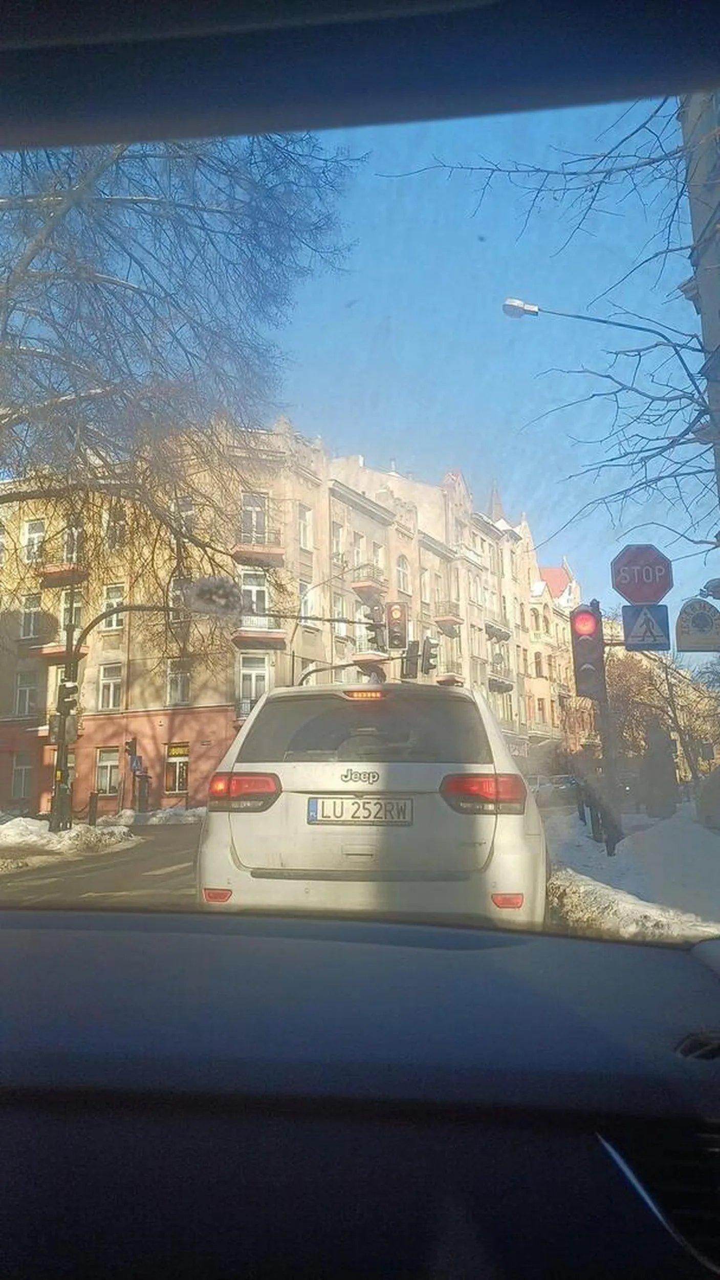 Upośledzonie umysłowe level hard Jedziesz mi w dupie jak zgubiony GPS, Migacz mruga, a rozum ma ABS. Gaz w podłodze, oczy jak pięć złotych, Jakbyś gonił sens życia między tirami i płotem. Wyprzedzasz wszystkich, nawet własny cień, Bo przecież musisz być pierwszy — choć nie wiesz po co i gdzie. Zakręt Cię zaskakuje, znak Cię obraża, A ograniczenie prędkości to dla Ciebie dekoracja. Zderzak wąchasz jak perfumy z Paryża, Myśląc, że bliskość czyni mistrza kierownicy i bożyszcza. A prawda jest taka, mistrzu prostych dróg, Że szybki nie jesteś — tylko głośny i głupi, jak klakson bez nut. Więc leć dalej, królu lewego pasa, Twoja korona to mandat, a tron — pobocza trawa. A ja pojadę spokojnie, z dystansem i klasą, Bo do celu dojeżdża się głową — nie tylko gazem.