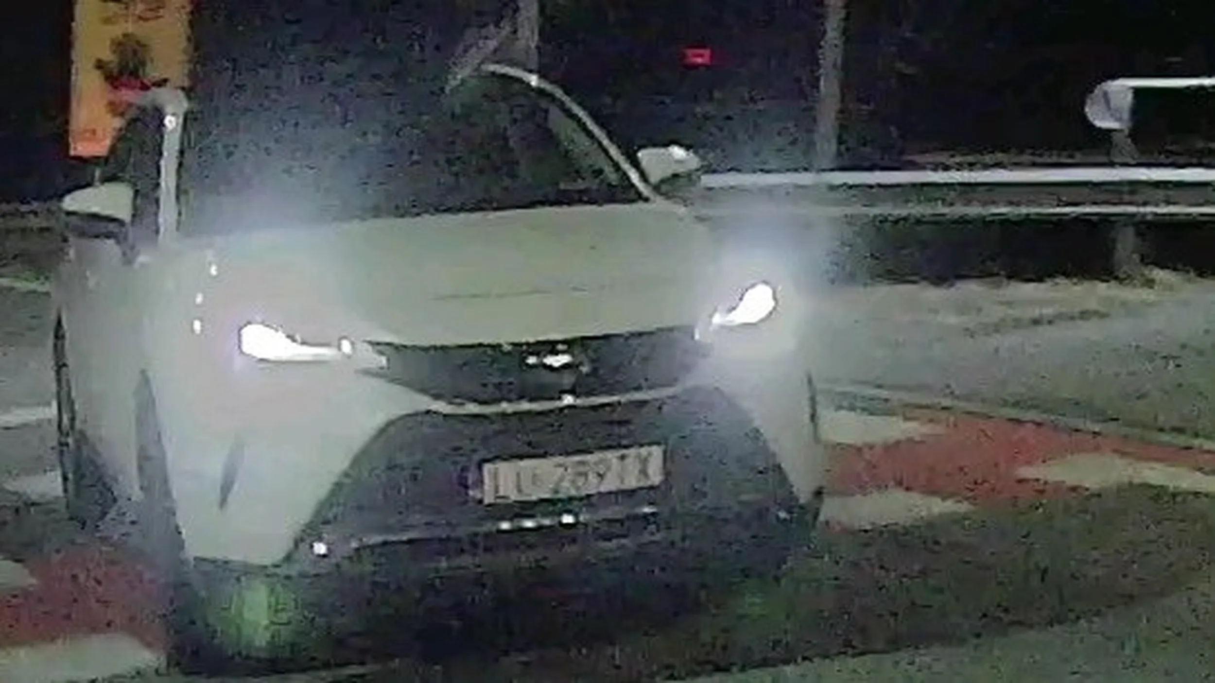 Oślepia długimi bo nie może wyprzedzić. Następnym razem kup mocniejszego gruza z USA ?