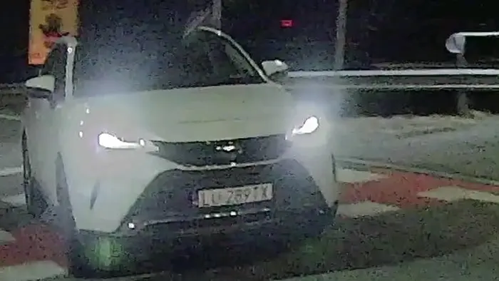 Oślepia długimi bo nie może wyprzedzić. Następnym razem kup mocniejszego gruza z USA ?