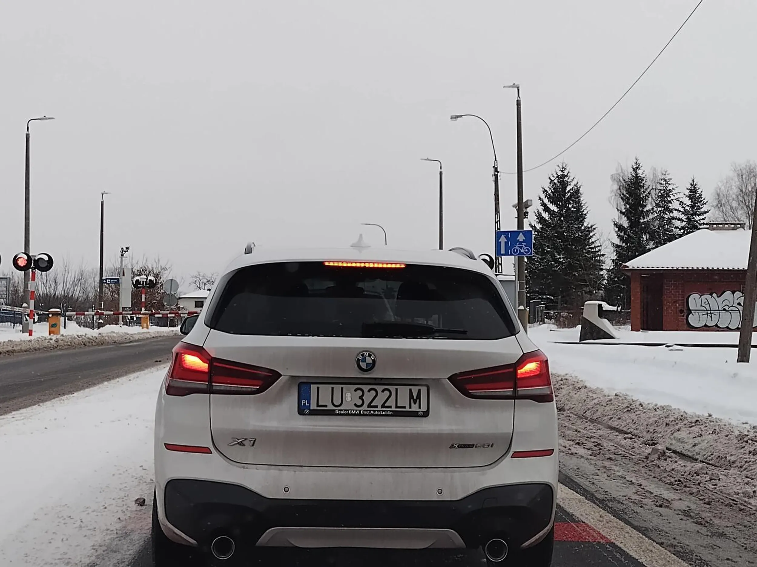 Uważajcie na tą głupia babe! Nie potrafi jeździć po rondzie, a potem przy dziecku pokazuje środkowy palec. Pewnie to dr ze szpitala w łęcznej! Zero kultury! A środkowy palec wsadź sobie w d...!