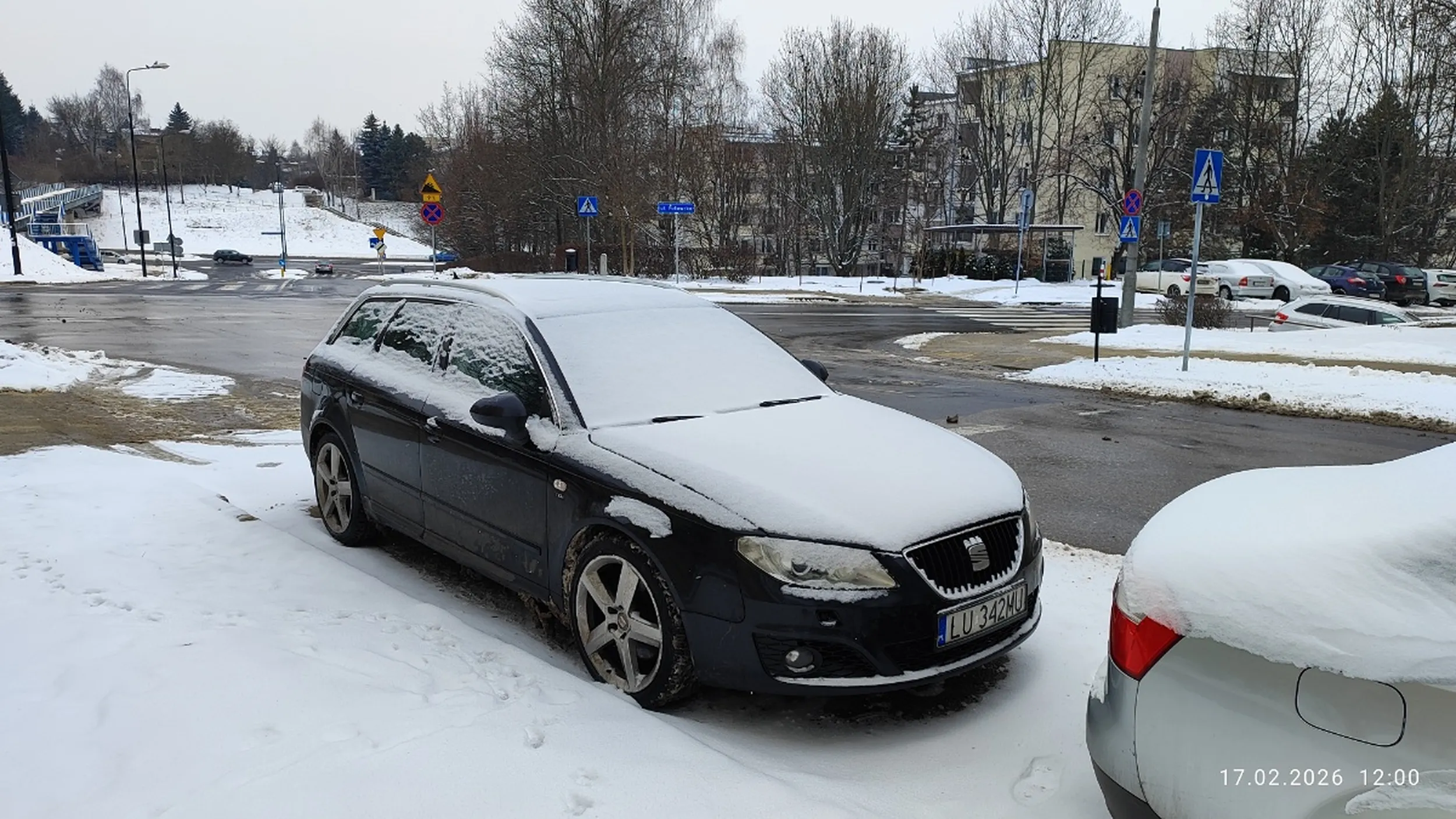 Kierowca parkuje pojazd bezpośrednio za przejściem na drodze dwukierunkowej.