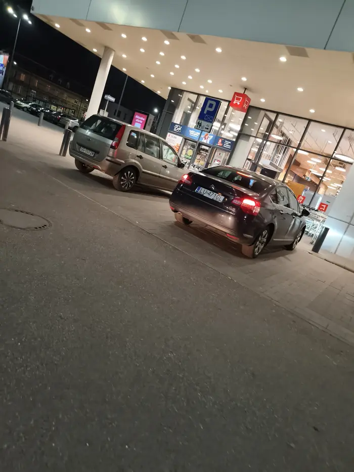 Gratuluję tupetu. Parkowanie na miejscu dla rodziców z dziećmi bez dzieci to szczyt buractwa. Pewnie przejście dodatkowych 10 metrów przerosło waszą kondycję fizyczną, skoro musieliście jeszcze odpalić papierosa przy aucie, blokując miejsce tym, którzy go naprawdę potrzebują