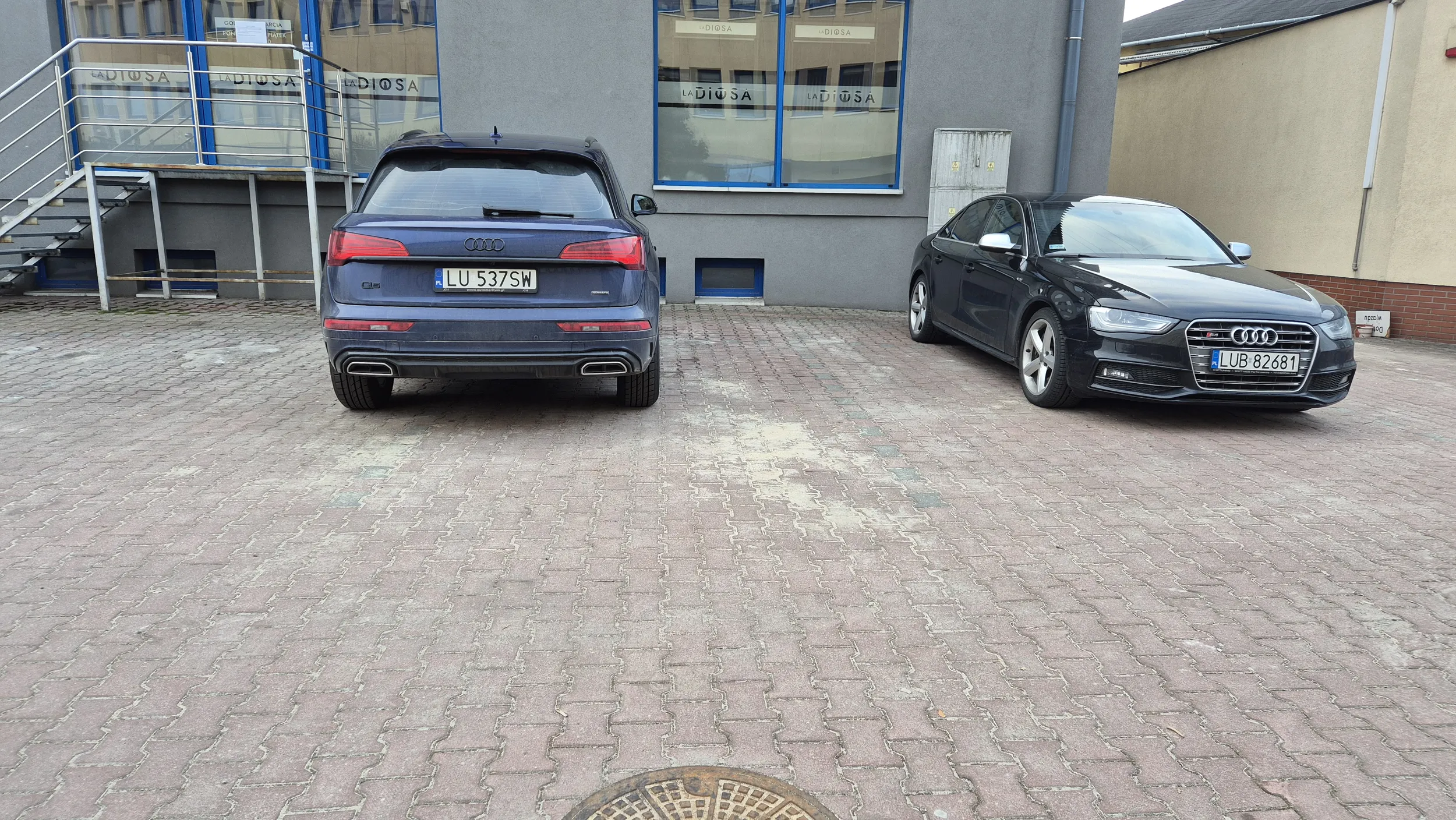 Kolega zajmuje 2 miejsca z samego rana na parkingu. Notorycznie.