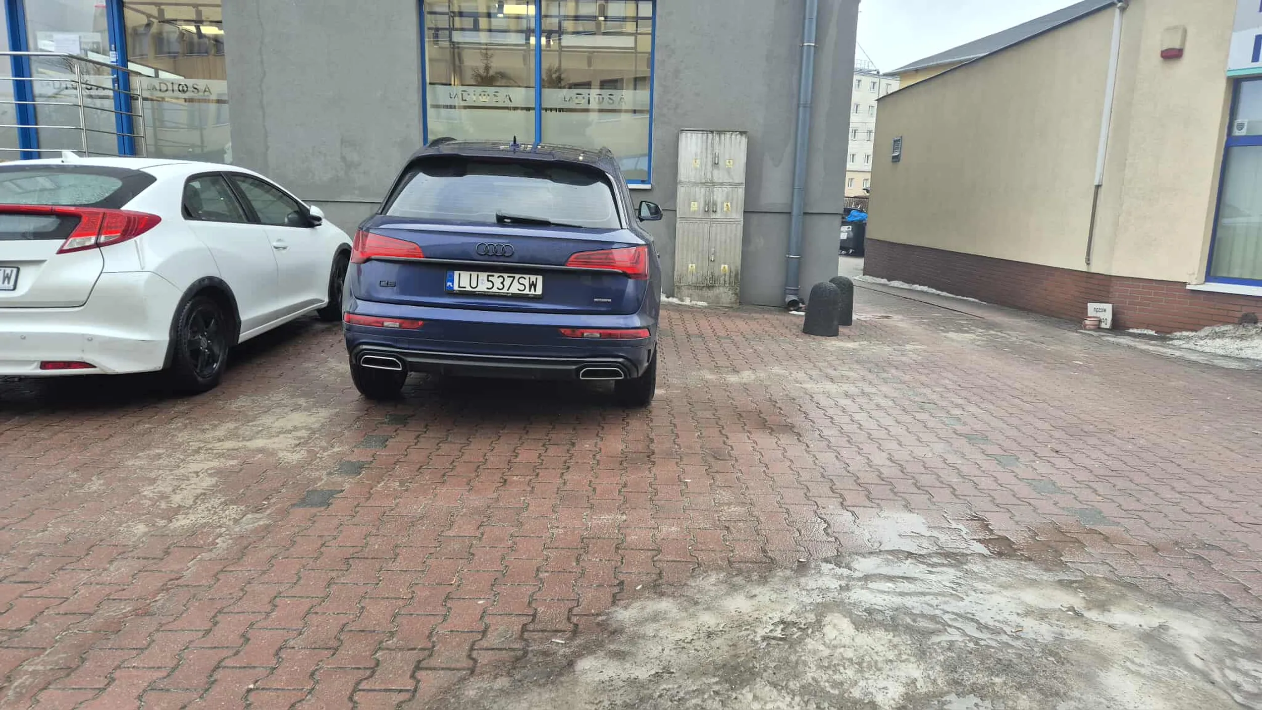 Kolega zajmuje 2 miejsca z samego rana na parkingu. Notorycznie.