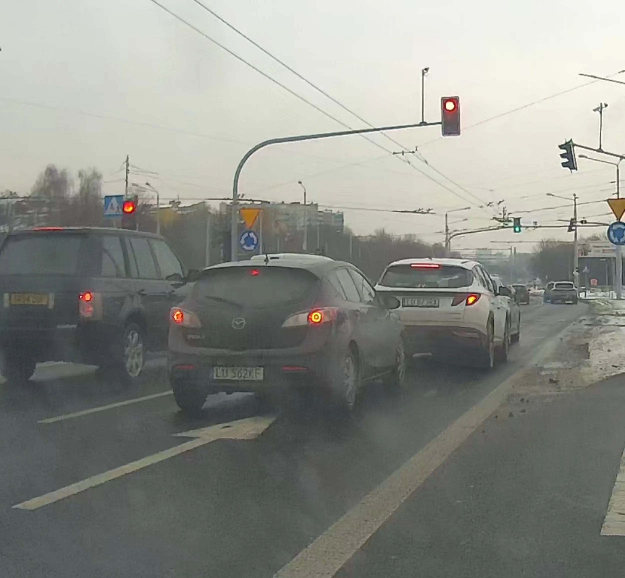 Blądynka niedawno zablokowała chwilowo pas na armii krajowej. Lewym pasem poleciało 4 auta a ona dopieto po trąbieniu. Oczywiście kierowczyni w telefonie siedziała jak i jej koleżanka obok.