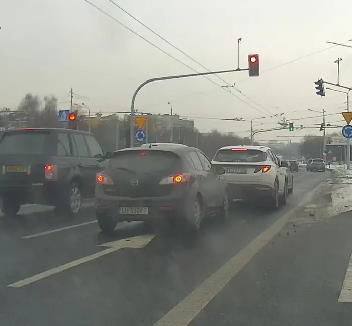 Blądynka niedawno zablokowała chwilowo pas na armii krajowej. Lewym pasem poleciało 4 auta a ona dopieto po trąbieniu. Oczywiście kierowczyni w telefonie siedziała jak i jej koleżanka obok.