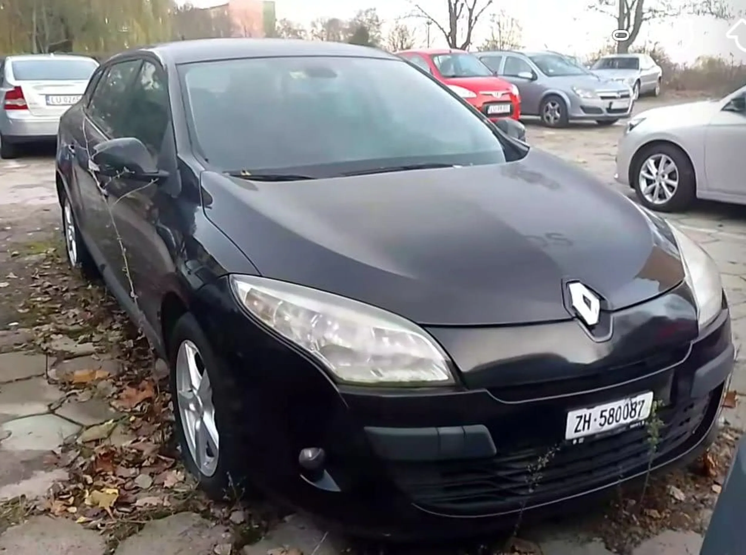 Czyje to renault Megane na ulicy niepodległości 13 w Lublinie stoi tam 2 lata szkoda trzeba je zabrać i naprawić