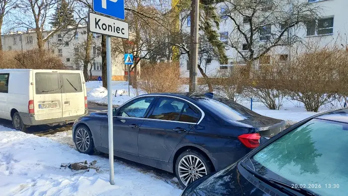 Koniec parkingu chyba coś oznacza... może wskazuje 10m od przejścia dla pieszych?