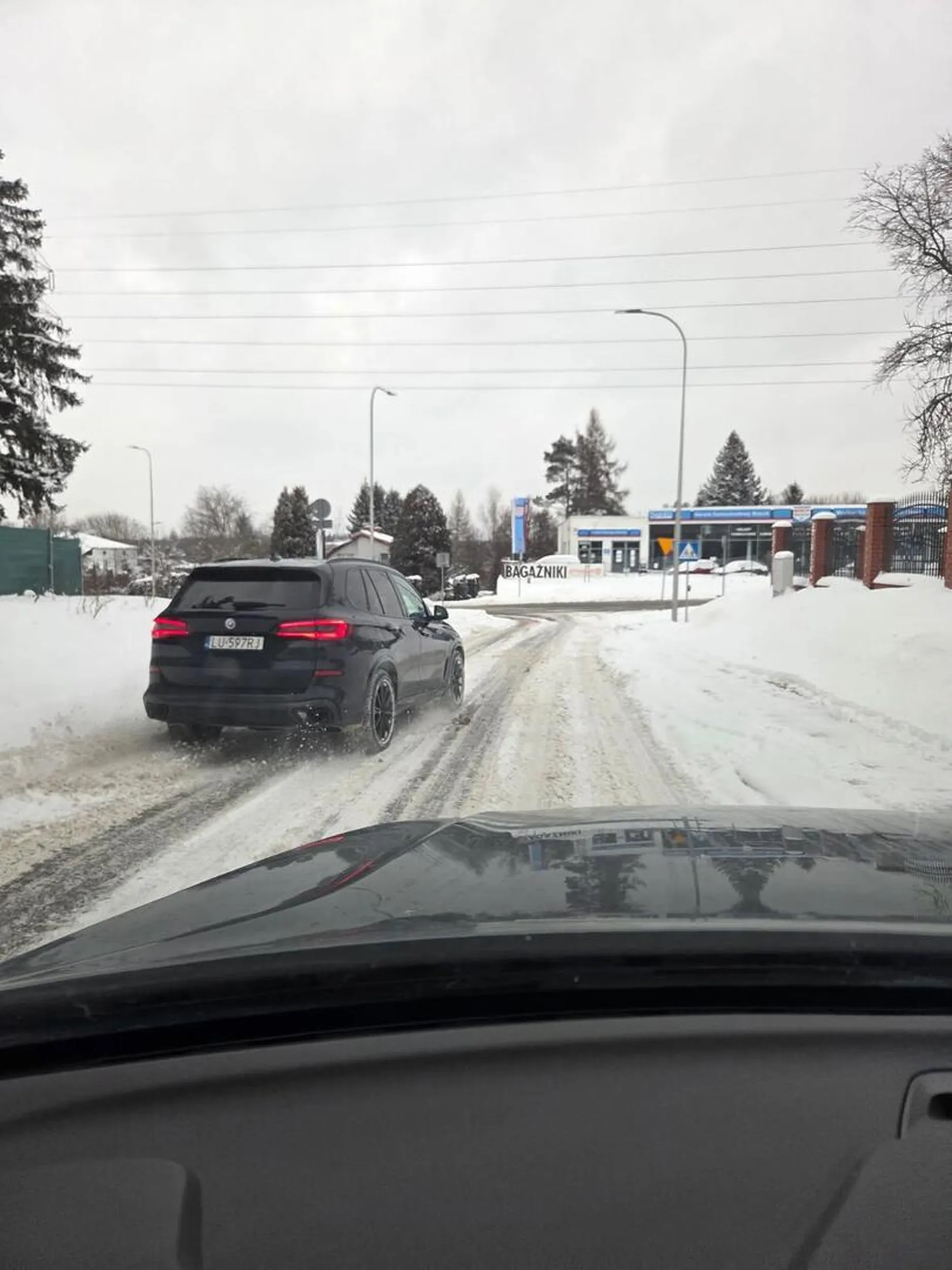 Uciekł z miejsca zdarzenia - spowodował wypadek i sp*erdolił. Takich kierowców należy wieszać za j*ja.  Karma wraca cw*lu