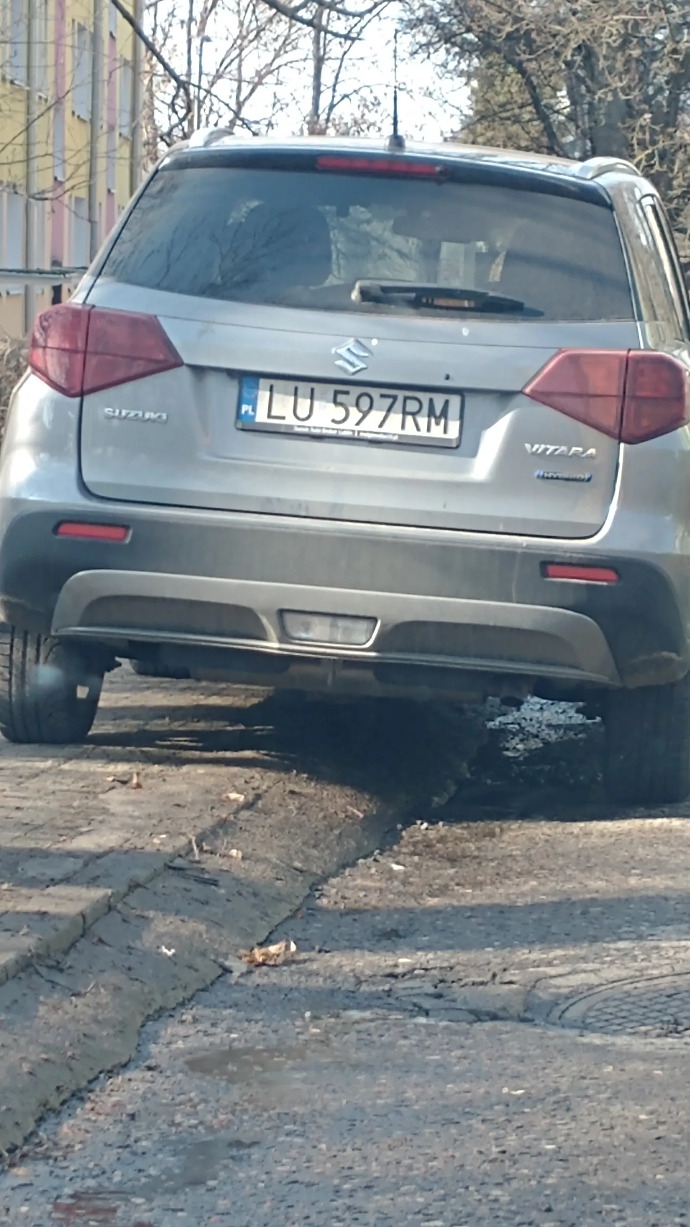 Burak zajął chodnik i ulice, zmuszając inne auta do narażania się na uszkodzenia kół o krawężnik i jadę po trawniku. Gratulacje