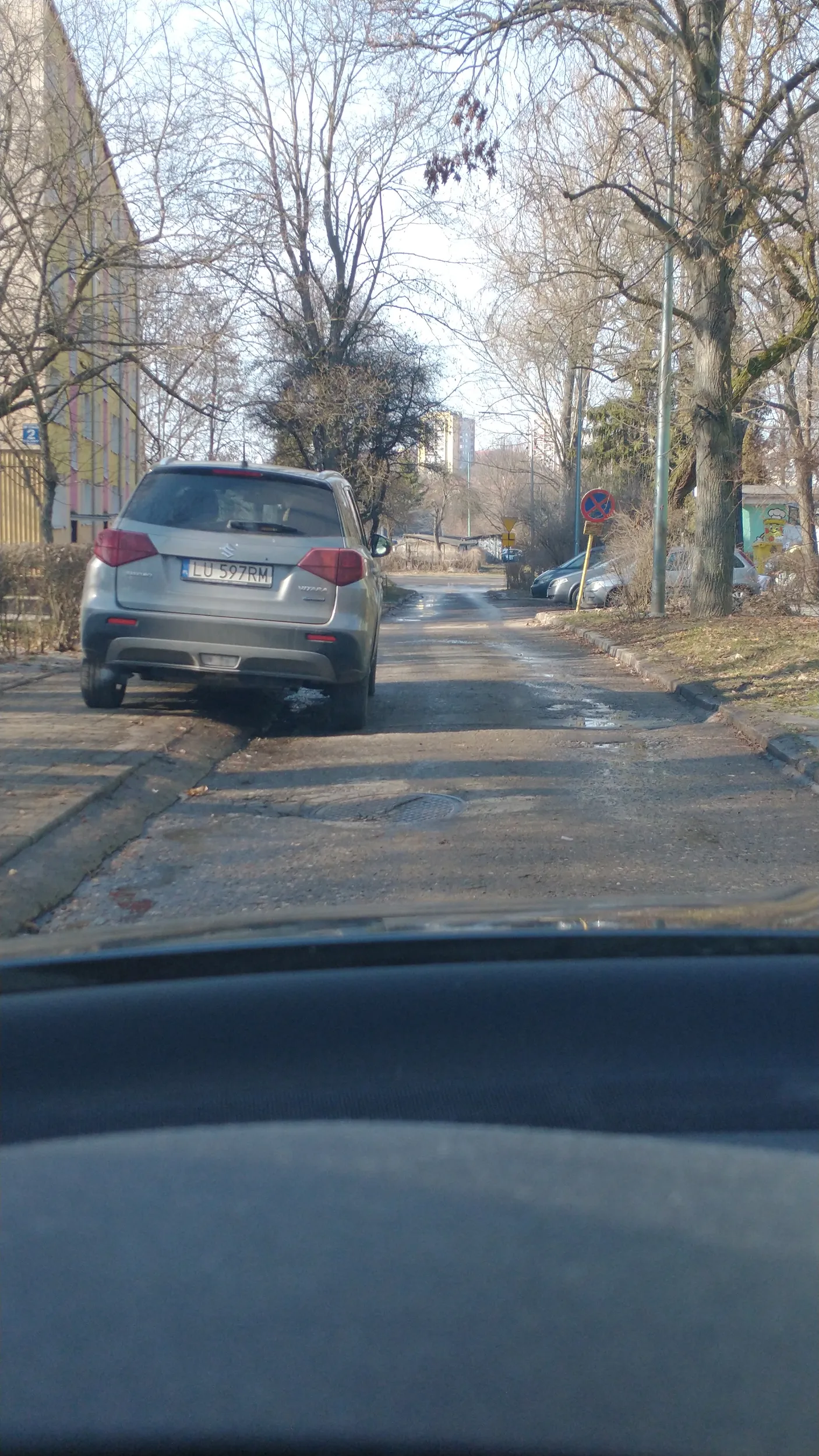 Burak zajął chodnik i ulice, zmuszając inne auta do narażania się na uszkodzenia kół o krawężnik i jadę po trawniku. Gratulacje