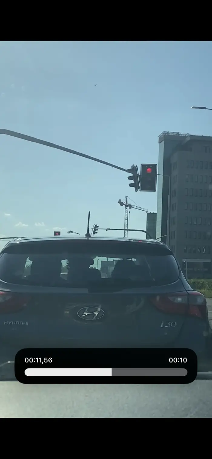 Dlaczego mój komentarz jest usuwany? Jeżdżą z niezapiętym dzieckiem na tylnym siedzeniu, które sobie tam spaceruje od okna do okna z osoba dorosła na siedzeniu..... skrajna nieodpowiedzialność to mało powiedziane, brak słów