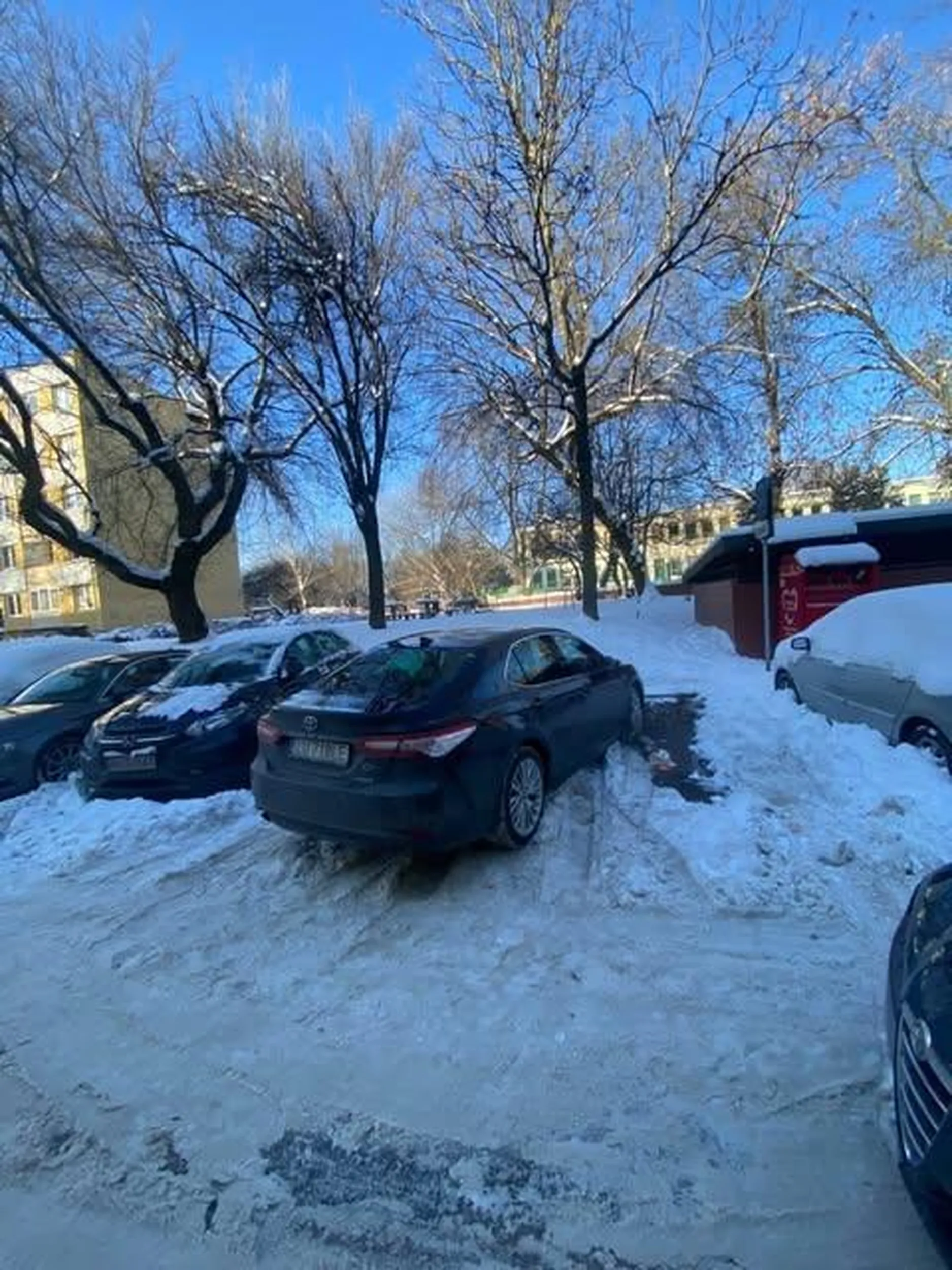 baba staneła na dwoch miejscach parkingowych w poprzek i miała do mnie problem że ją zastawiłem i zaczeła wyzywać mnie uważać na nią