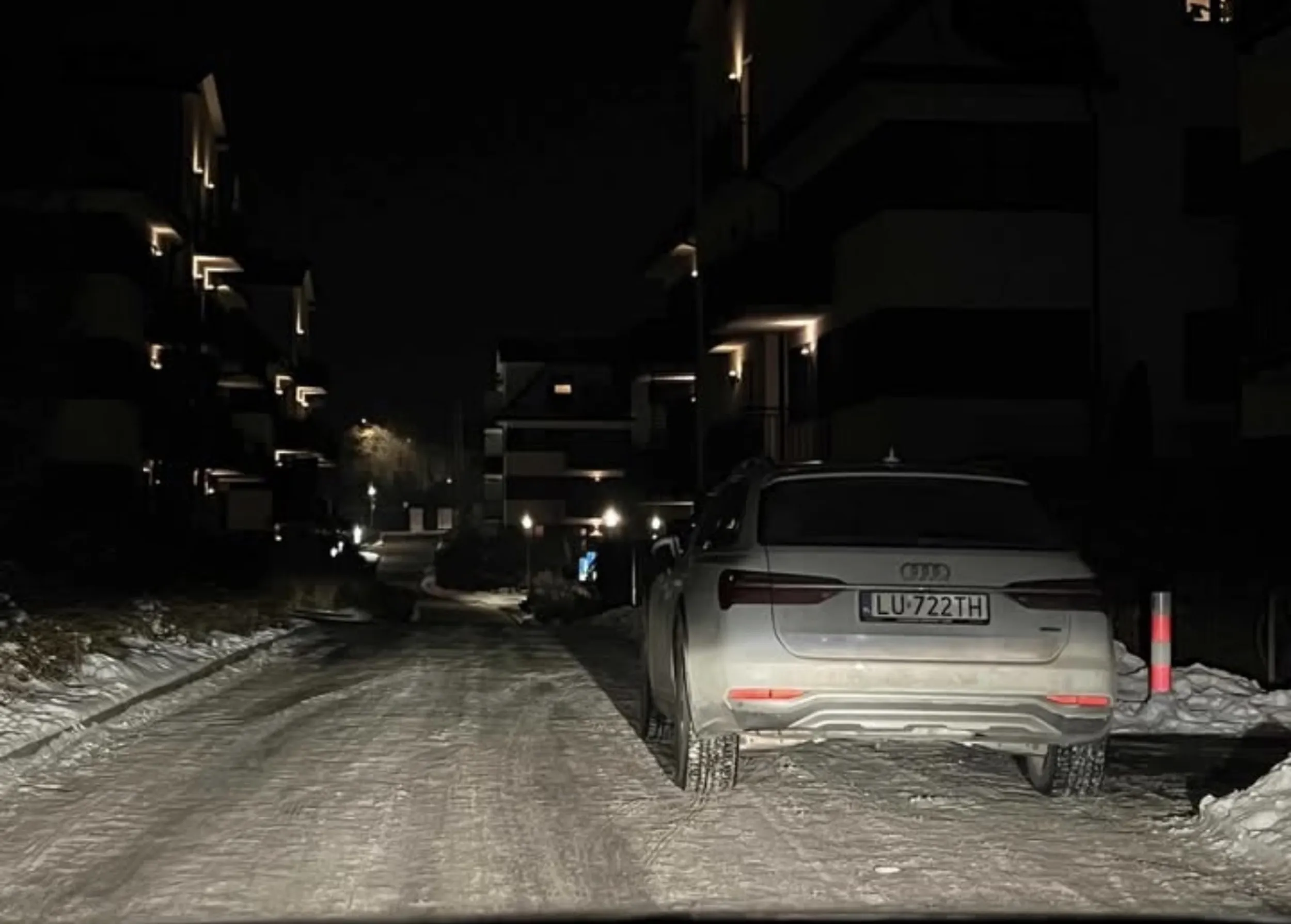 Powiedzenie cztery zera na masce i piąte za kierowca ma tu swoje uzasadnienie, kierowca non stop parkuje na drodze przeciwpożarowej.