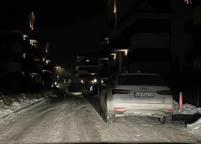 Powiedzenie cztery zera na masce i piąte za kierowca ma tu swoje uzasadnienie, kierowca non stop parkuje na drodze przeciwpożarowej.