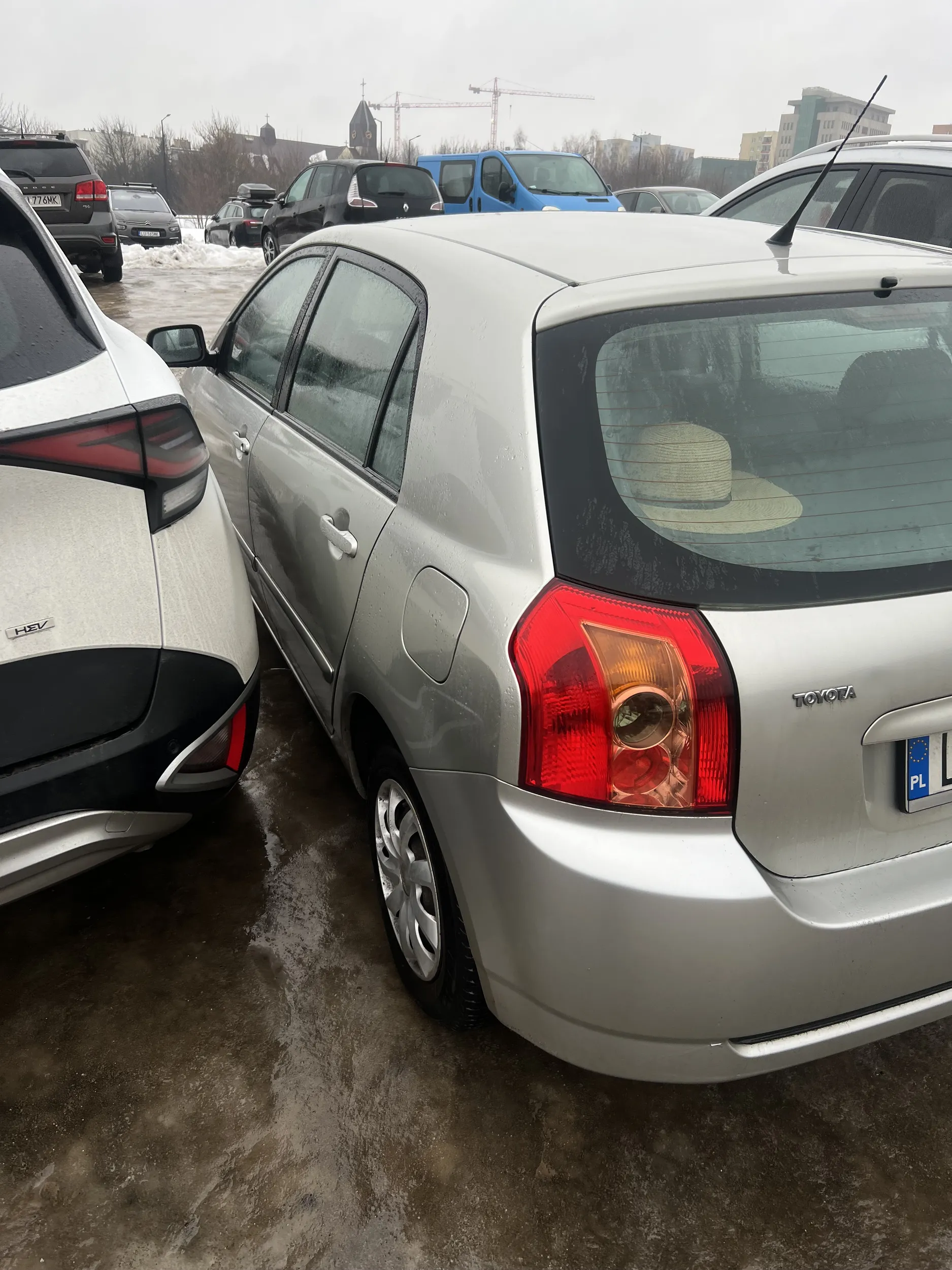 Kierowca Toyoty ewidentnie nie potrafi parkować przy innych autach. Naucz się mistrzu kierownicy, że staje się w równym odstępie od zaparkowanego auta obok i nie na kilka centymetrów… a nie po skosie. cóż widać przerasta to twoje możliwości… gratulacje