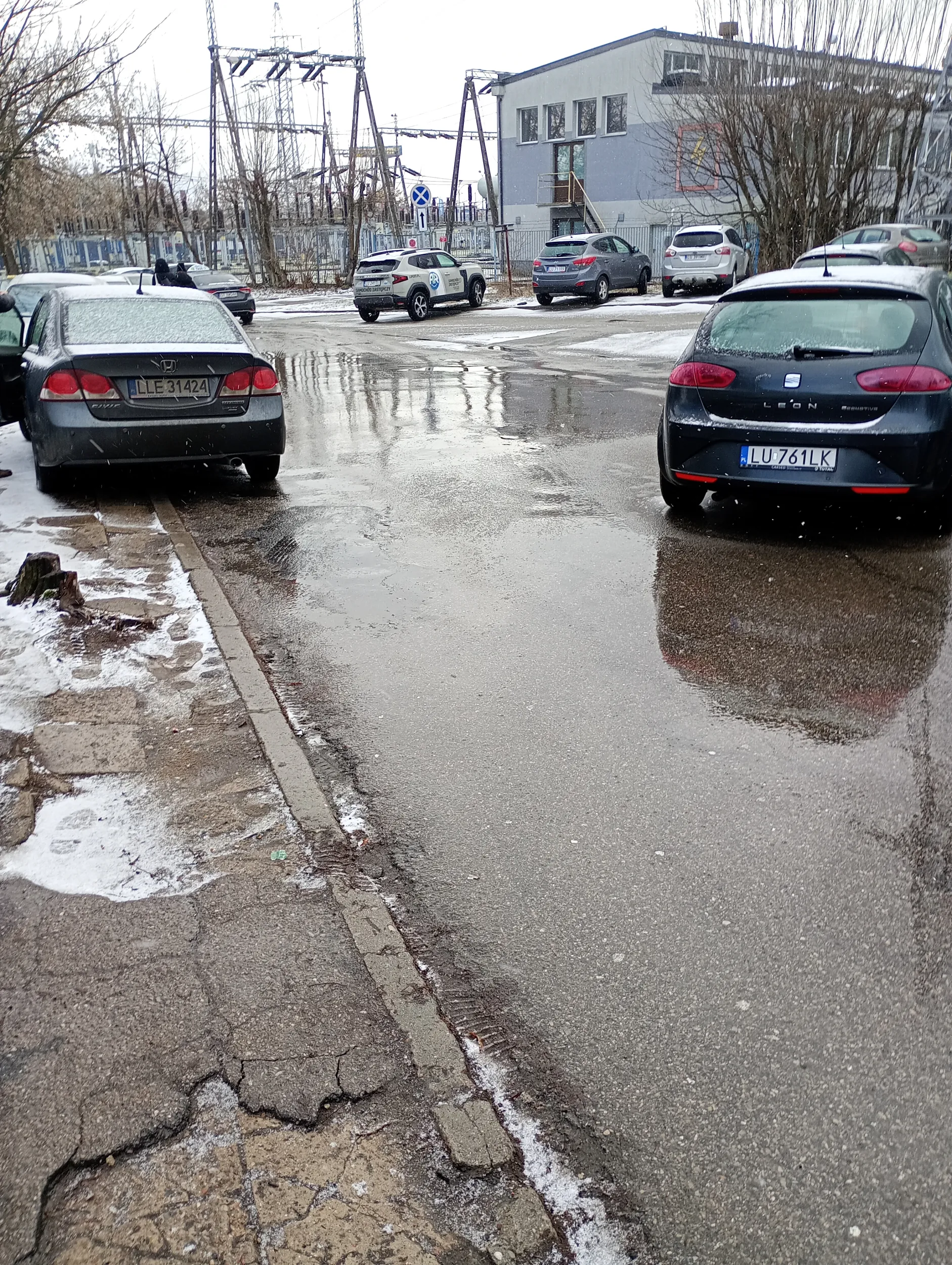 Może czas nauczyć się parkować a nie zastawiać przejazd przy WSEI i Ośrodku Medycznym, kawałek dalej jest płatny parking