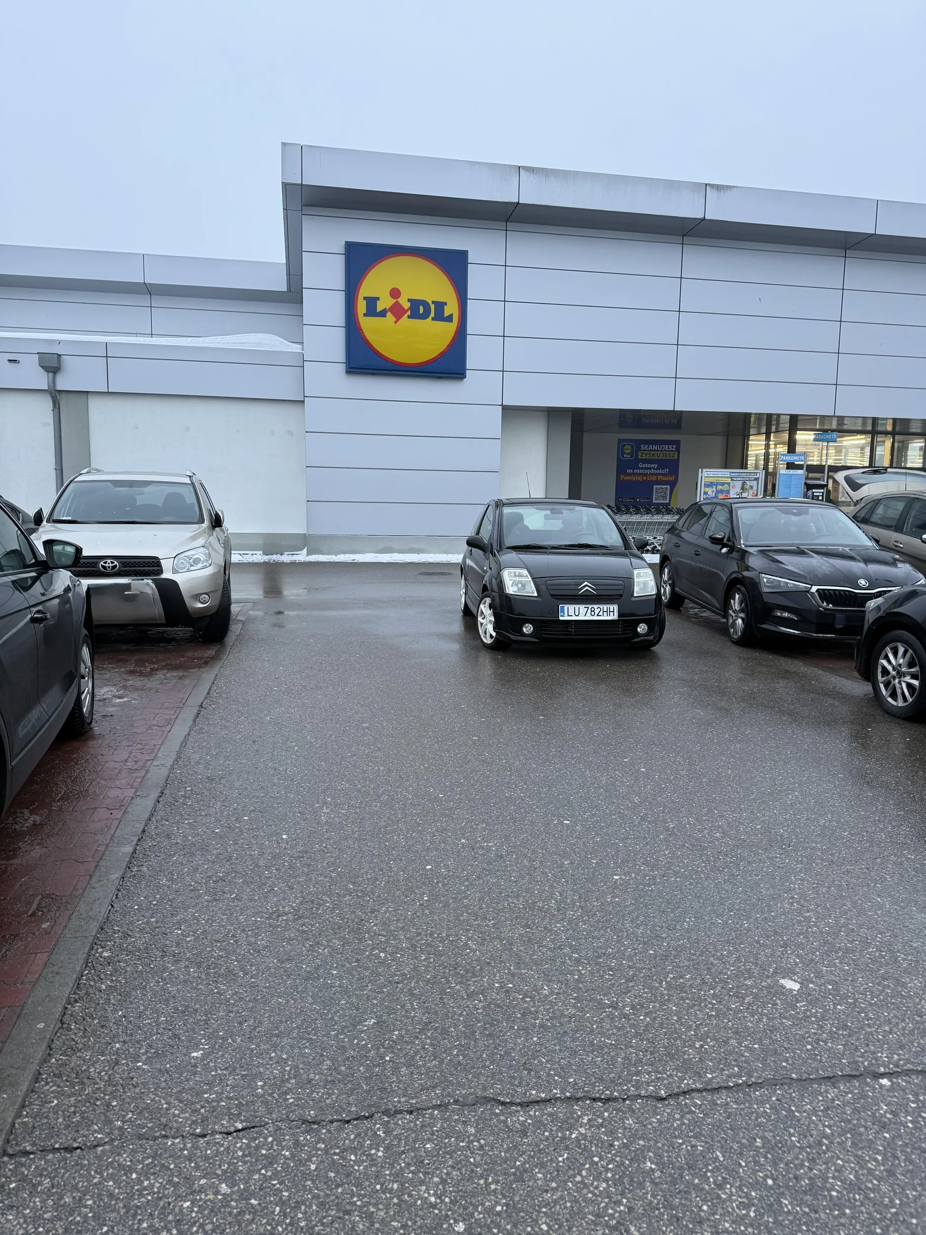 Lublin, ul. Willowa, parkowanie na drodze przy sklepie Lidl.