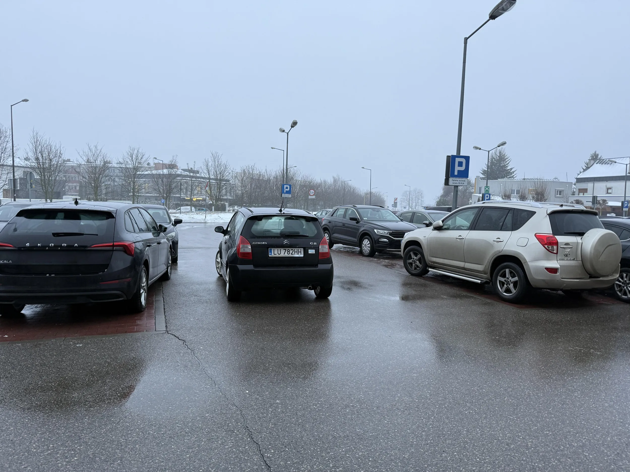 Lublin, ul. Willowa, parkowanie na drodze przy sklepie Lidl.