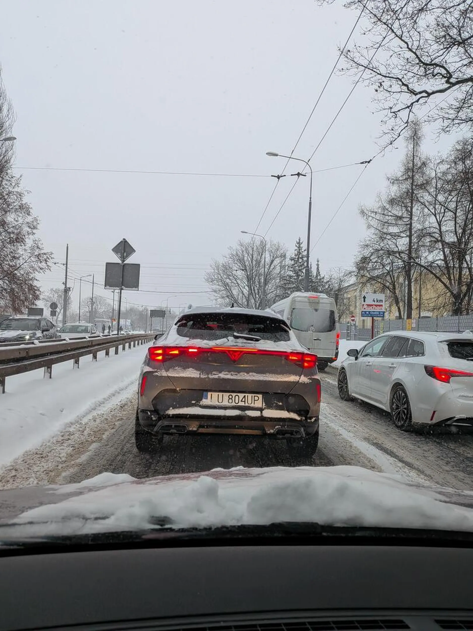 Kierowca ten nie nauczył się kiedy stosuje się światła przeciwmgielne a kiedy nie pewnie nawet nie wiesz że taki przyciski istnieje