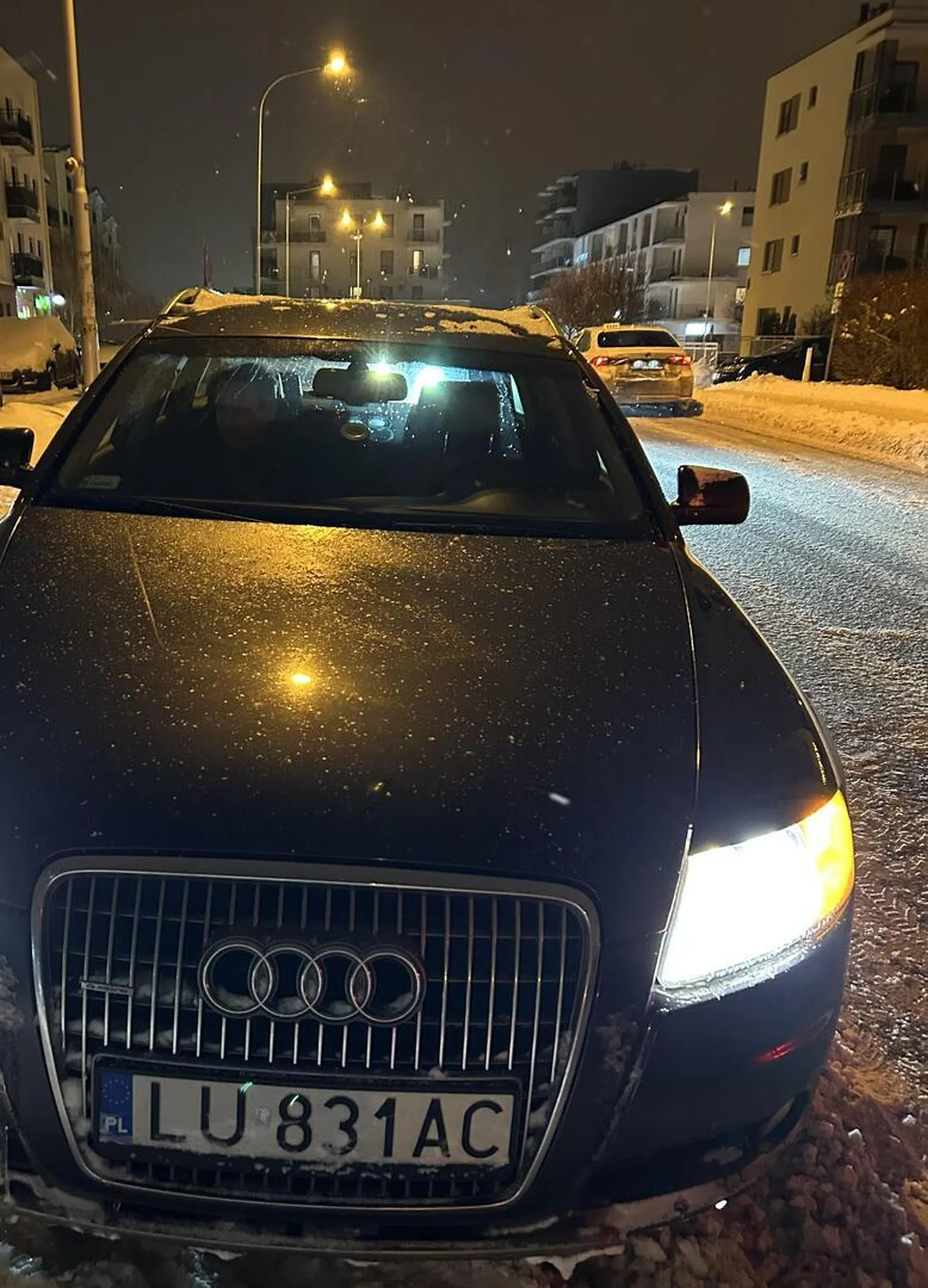 W dniu 9.01 po wyjściu z apteki okazało się że właściciel auta zastawił mnie stając w poprzek. W środku był z wyglądu mężczyzna, poprosiłam o odjechanie tłumacząc że zostawiłam w domu niepełnosprawne dziecko i muszę szybko wracać. Zarówno osoba siedząca w samochodzie jak i później kierowca śmiali się twierdząc że mam sobie poćwiczyć cierpliwość, byli aroganccy i bezczelni, jeden twierdził że nie może bez pozwolenia przejechać paru metrów, drugi nie chciał odjechać. Oby ich ktoś potraktował tak samo kiedy będą się do kogoś spieszyc.