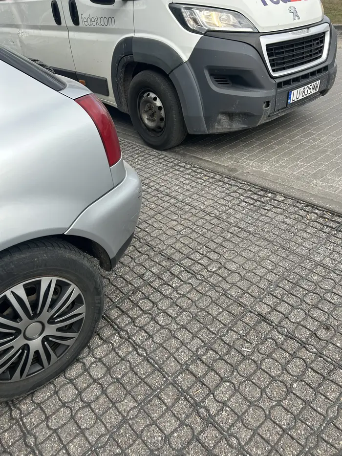naucz się parkować i nie zastawiaj aut Fedex ??????