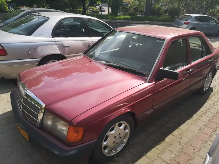 Super samochód w Lublinie i to jeszcze zabytek stoi tam miesiąc ale to zabytek bo ma żółtą rejestrację