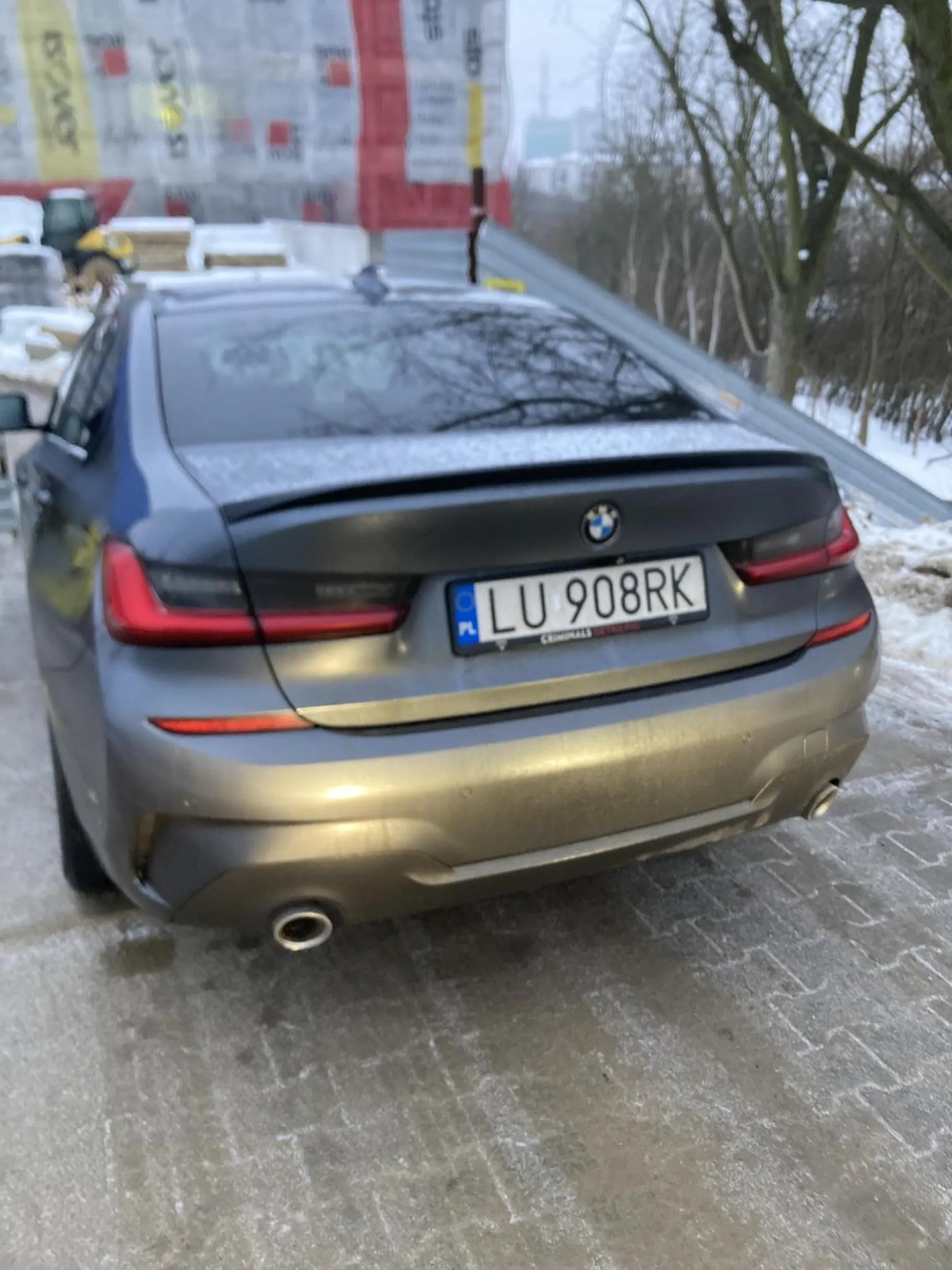 PANI( choć to określenie dla raczej delikatnych istot) DOSŁOWNIE zepchnęła mnie z pasa, później wyjechałem przed nią, przychamowalem tak żeby poczuła ale żeby się nie wbiła w mój tylek, gdy później zmieniałem pas na kończący się, stanęła tuż ta postać na końcu pasa ktory ciągnął się dalej, wstrzymując mniej na kończącym pasie(zjechałem za nią jak nakazują przepisy) sama wstrzymała z 5 samochodów za soba które na dnia trąbiły. Pojechałem za nią, plac budowy przy bursakach emocje mi puściły zwyzywana od zasłużonych. Zdziwiony jedynie samochodem należącym do policji. Spieszyłem się, po przemyśleniu zachowywała się jak pijana/ na kacu. Polska policja w formie jak zwykle, oczywiście dostanie medal ja najwyżej postępowanie jeśli uraziłem uczucia, zdjęcie blach niestety nie twarzy ale nie było co oglądać niestety.