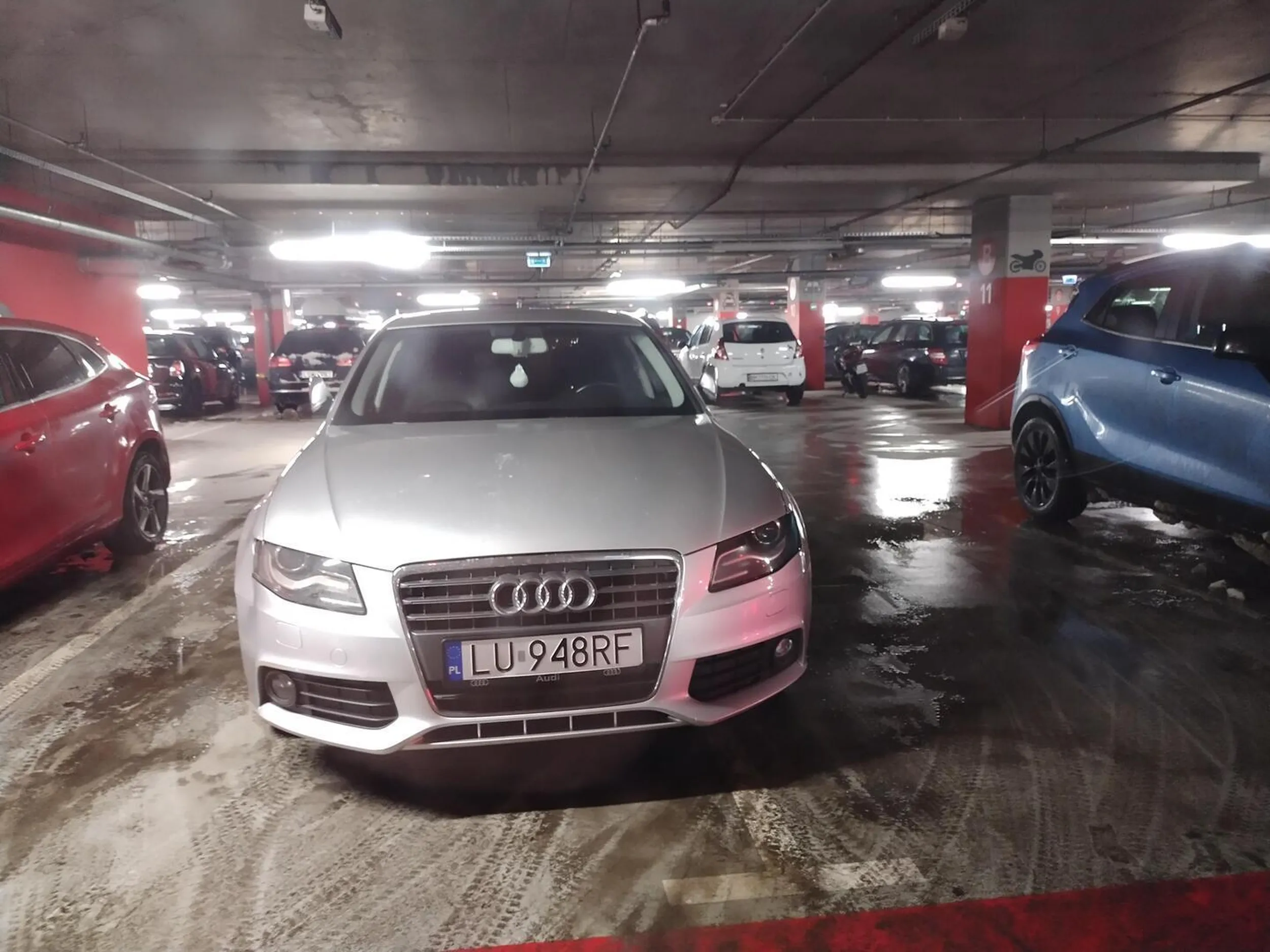 Kupił sobie nówkę audi i parkuje ciul na 2 miejscach....?