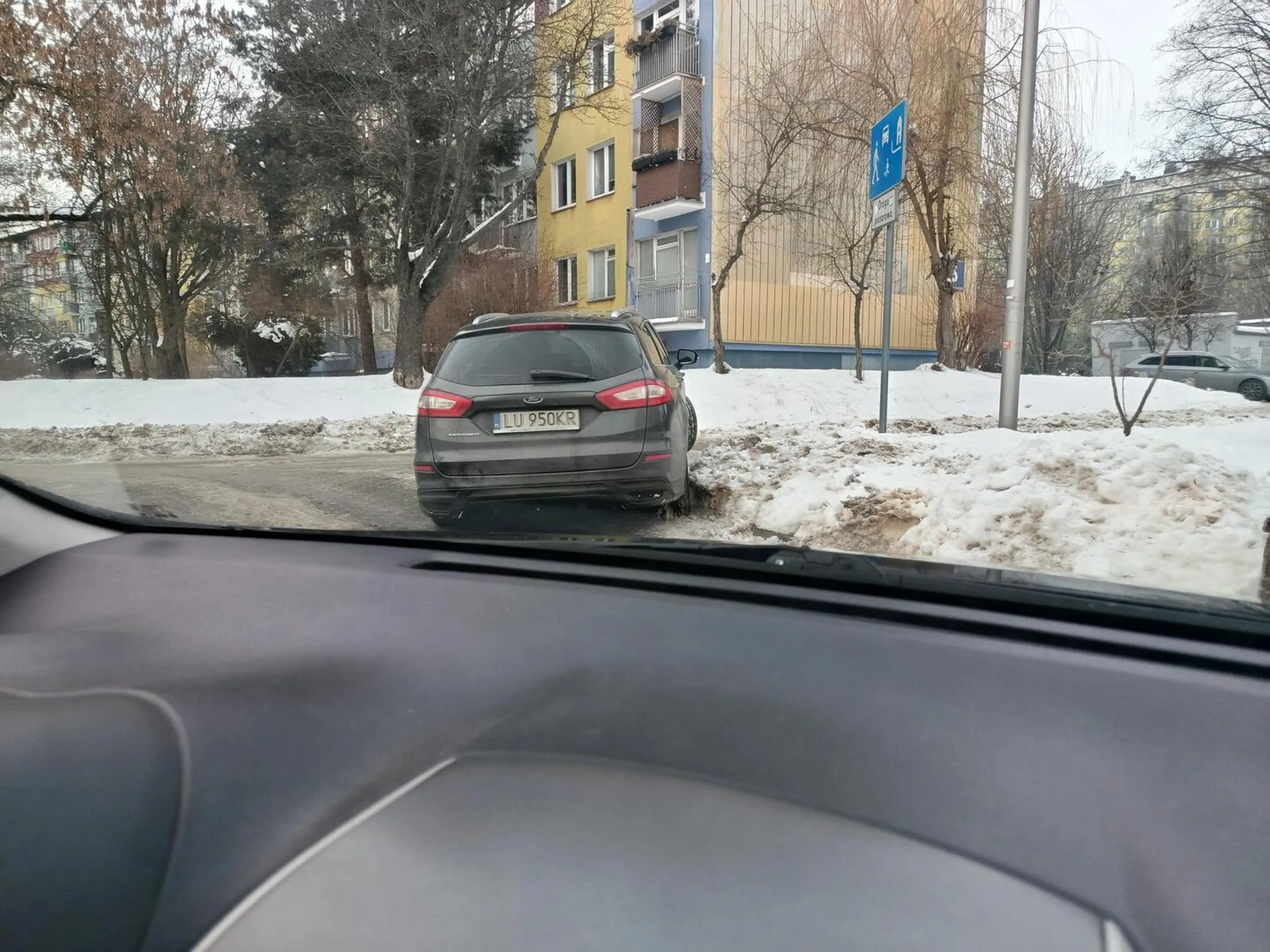 Nie da się wyjechać spokojnie z parkingu to już 3 raz tak zaparkowany