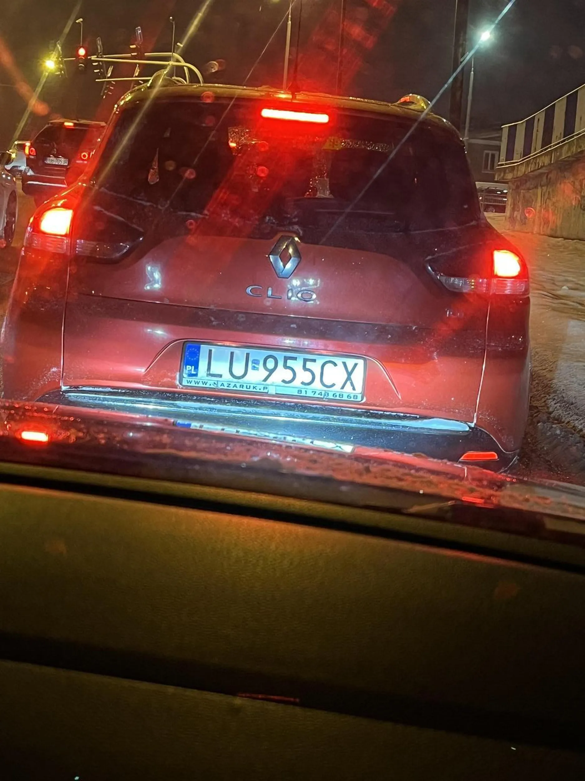 Stróż ruchu. Przepuszcza wszystkie samochody zmieniające pas( niechcących czekać w korku) stwarzając zagrożenie dla pojazdu z tyłu szczególnie podczas zimy